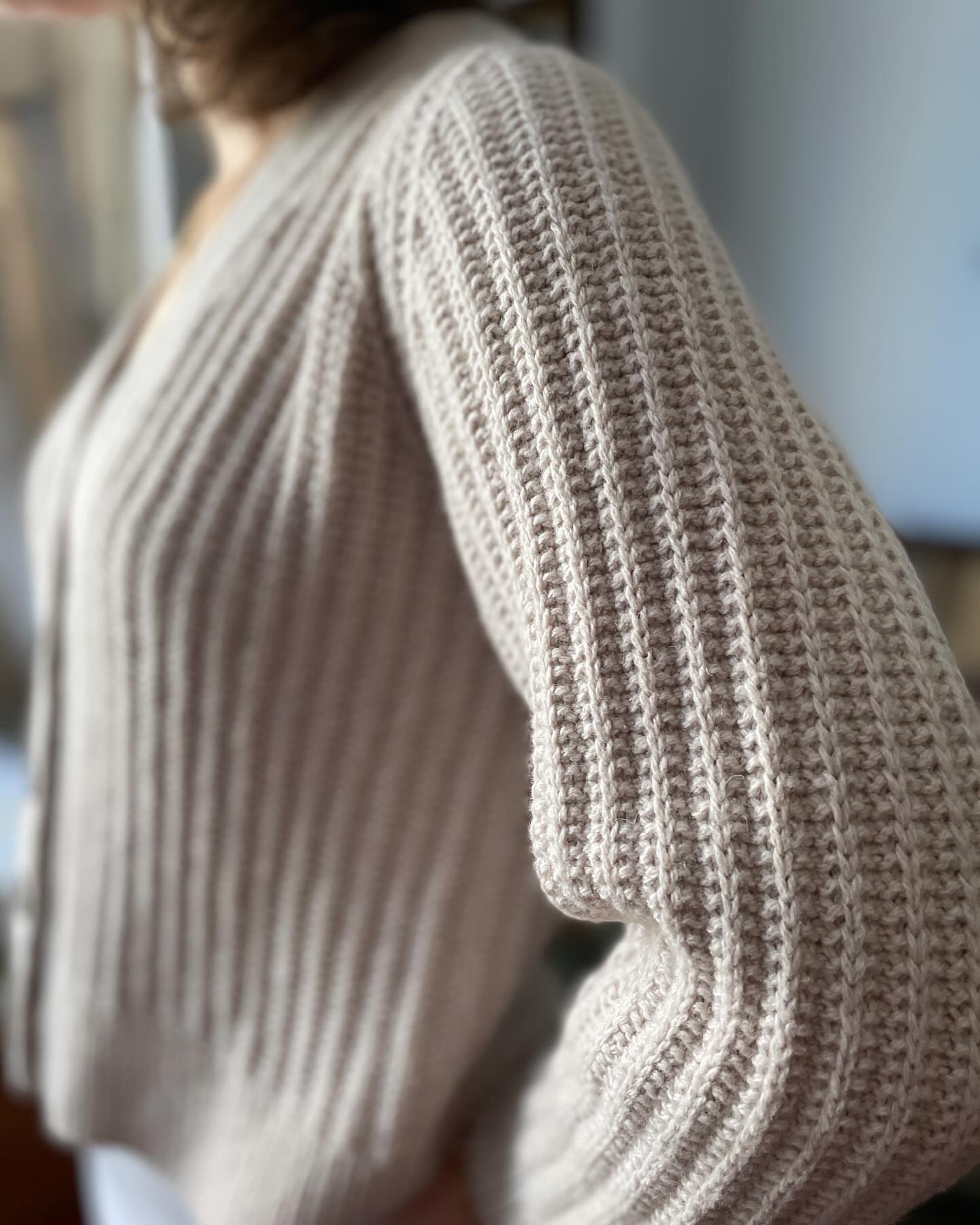 After a few months resting in the sweater box, my Hornbaek cardigan is back and ready to be my indispensable Spring layer. 

Pattern: Hornbaek Cardigan
Yarn shown: @holstgarn Coast held double. See other suggested yarns below. 

@dererumnatura Ulysse