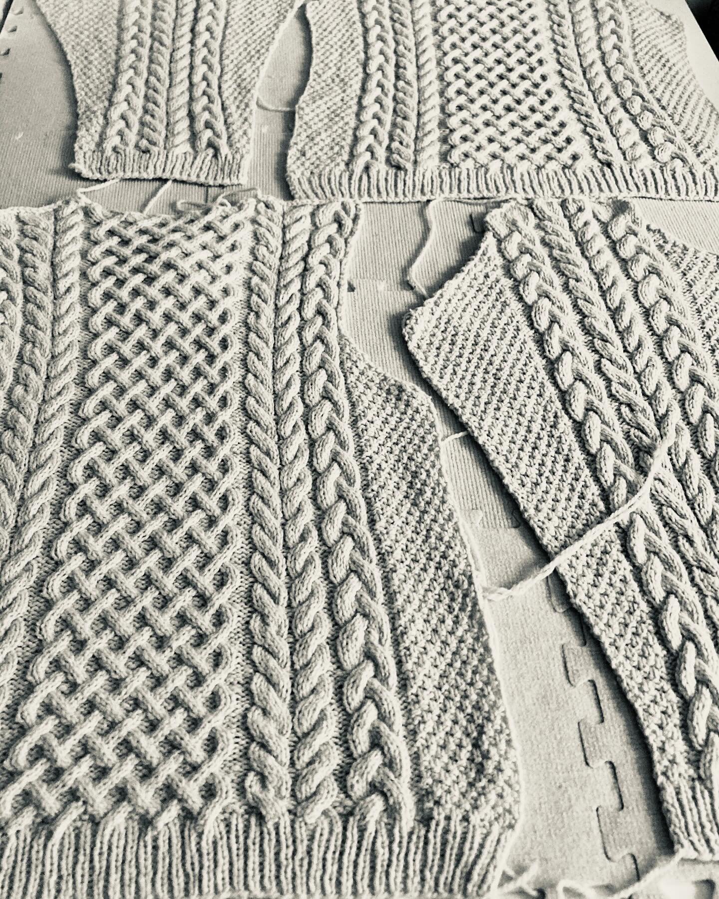 In my circle, fall feelings usually result in sweaters. Beautiful progress photos from @everynamewithjessicaistaken on her Kennaway sweater. 

#intothewool #sarahsolomondesigns #kennawaysweater #cableknit #knittingpattern  #knitweardesign #knitwearde