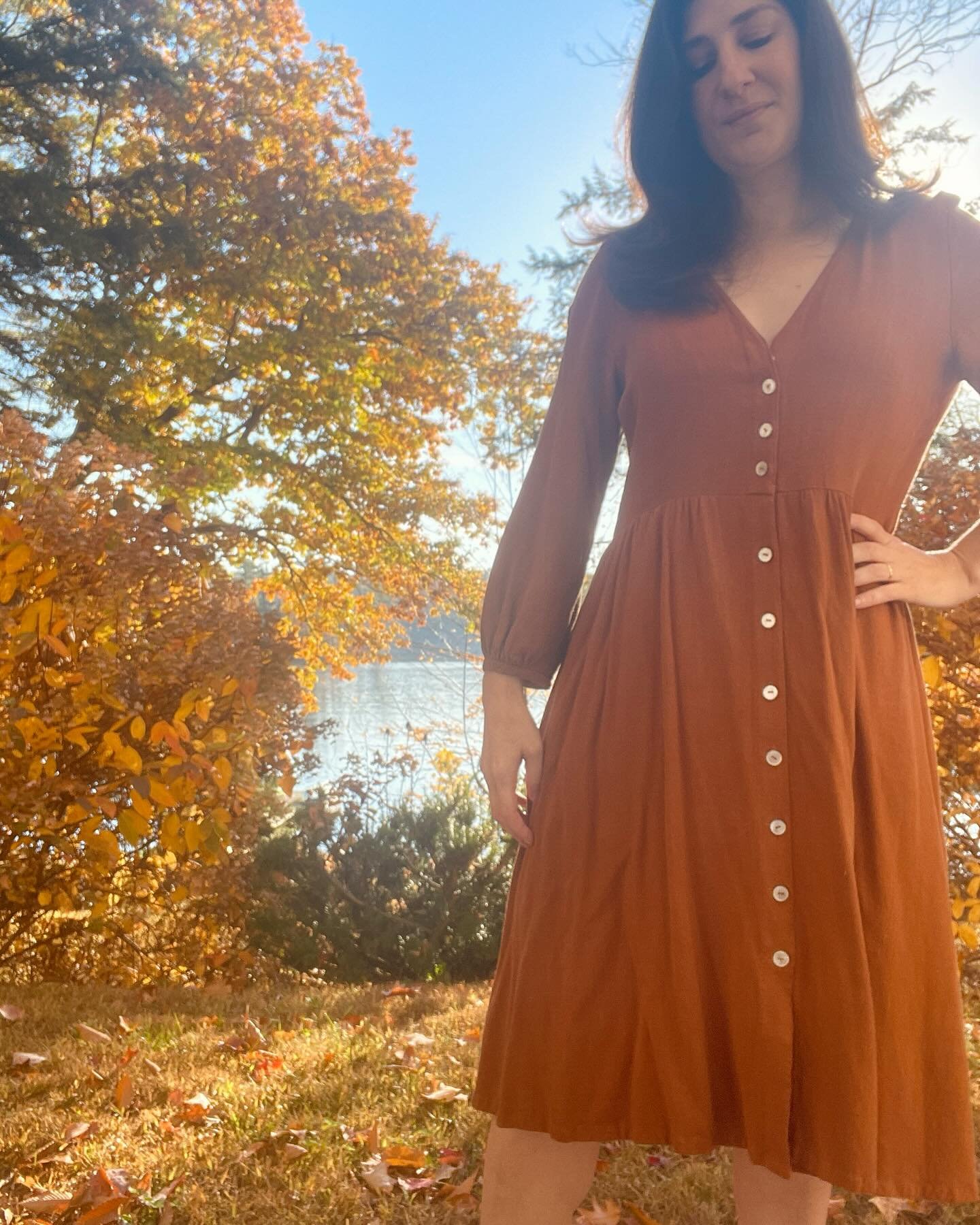 Amber days of autumn in my Copper Kettle dress. 

#intothewool #sarahsolomondesigns #dressmaking #sewing #handmade #blackbirdfabrics #viscoselinen #indiesewing #selfdraftedpattern