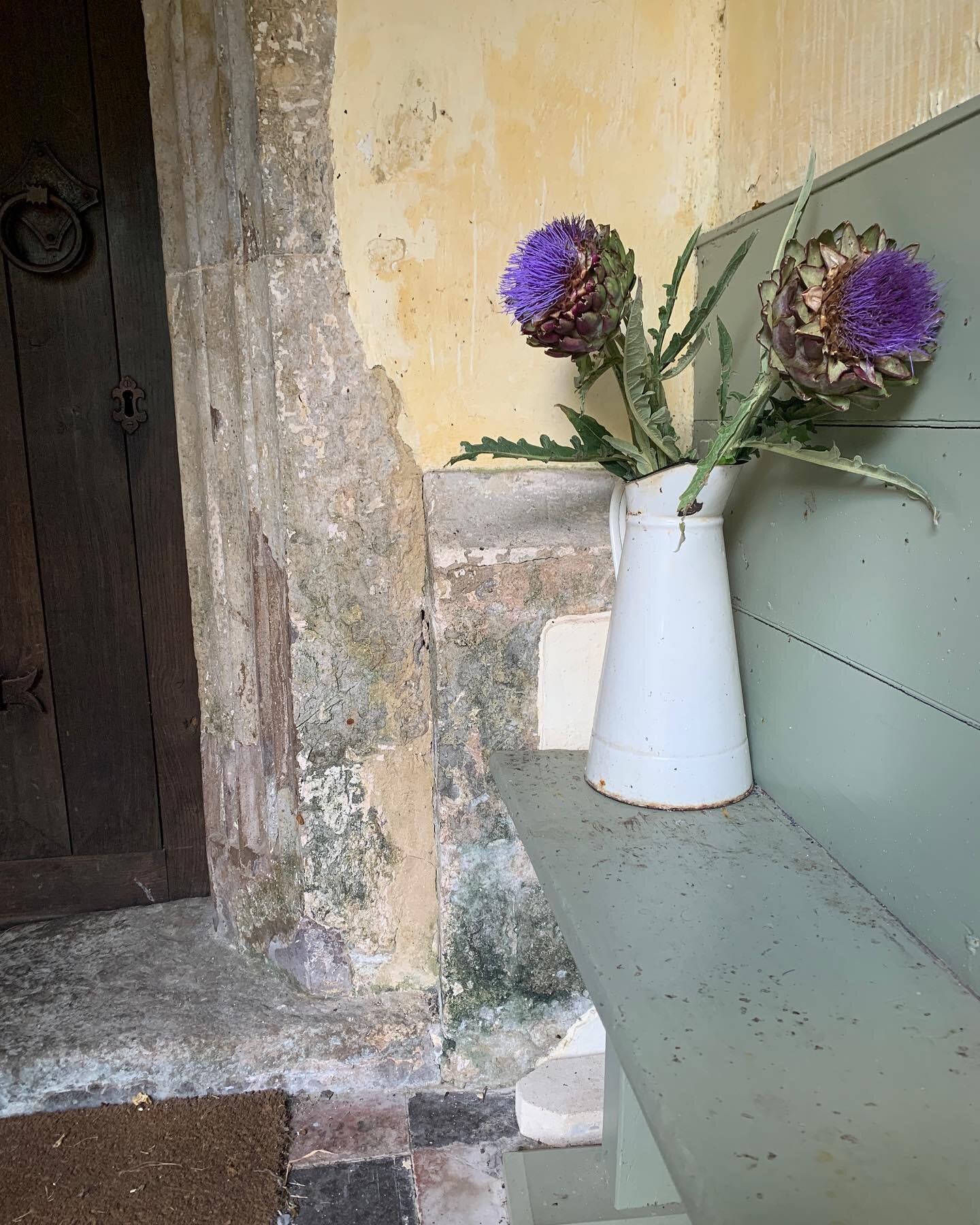 Welcome. Door&rsquo;s open. 🌸

 📷 In the porch of St Dunstan, Snargate. The village has just 20 or so houses. One of the children drops off some garden flowers now and again. And a retired neighbour opens up the church each day. 

#villagelife #chu