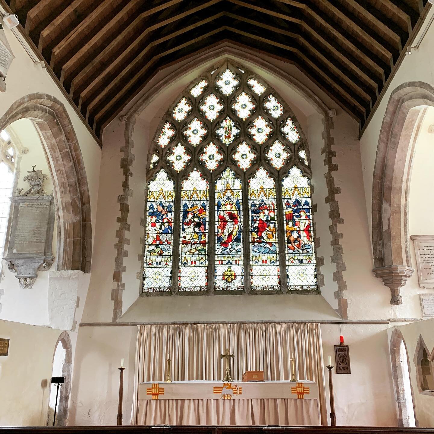 St Nicholas New Romney // Big is beautiful here. What a setting to have a little meeting today. 

#stnicholas #newromney #romneymarshchurches #churchestrust  #thefifthcontinent #stainedglasswindow