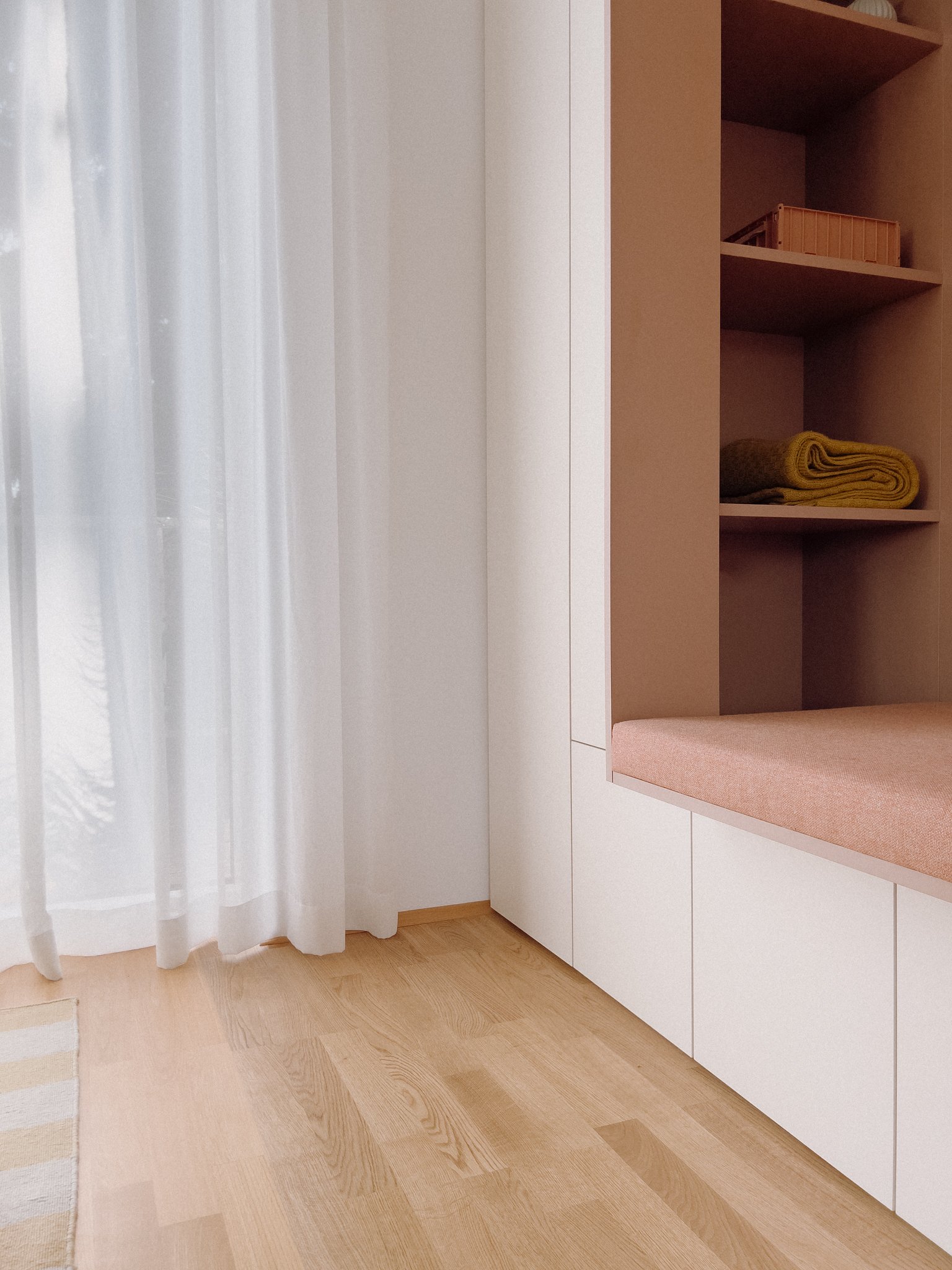 Einbauschrank-Wohnzimmer-Sitznische-Tischlerei-Pichler-Forchtenstein-26.jpg