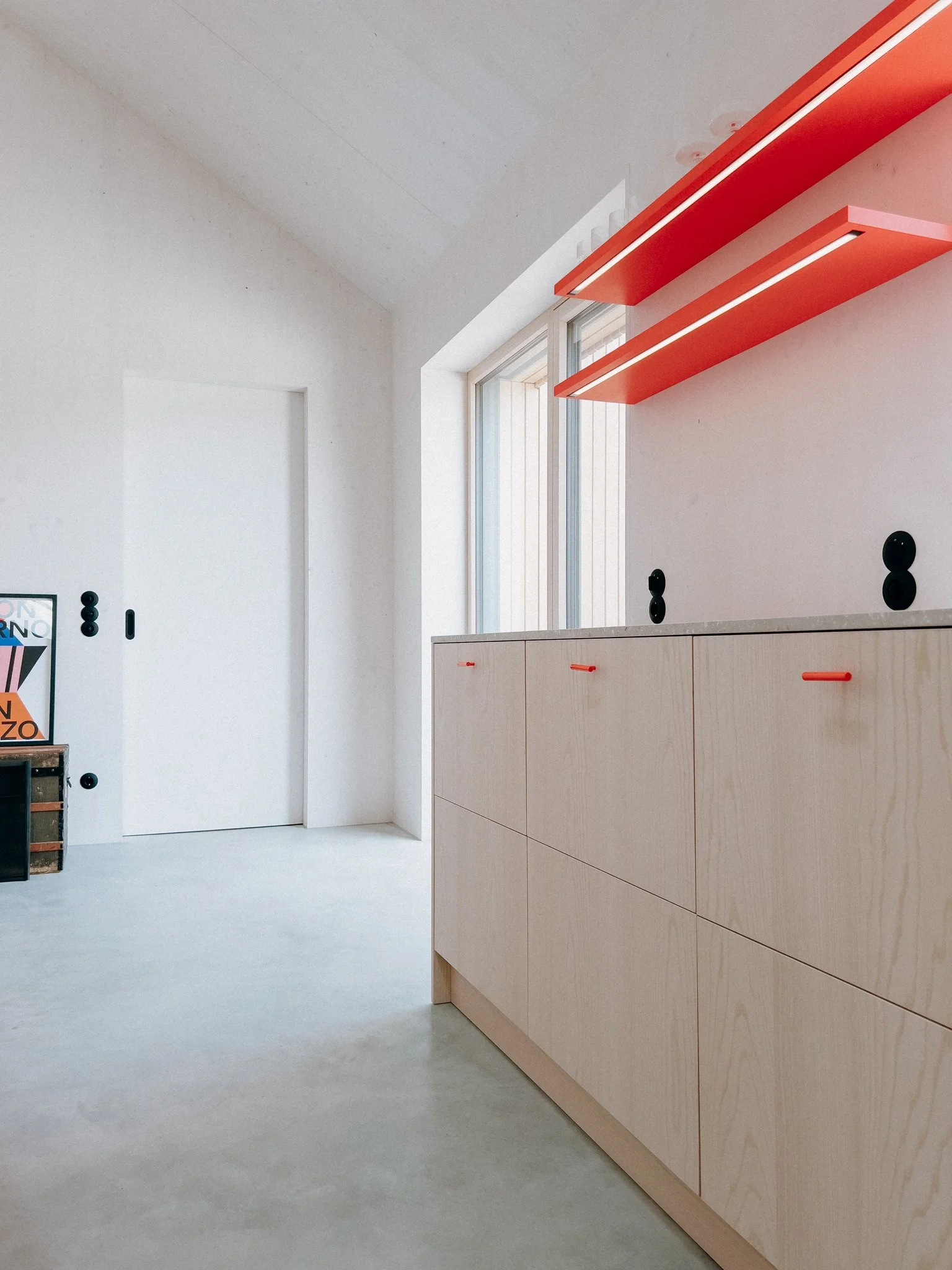 Neon-Haus-Tischlerei-Josef-Pichler-Esche-Leuchtrot--67.jpg