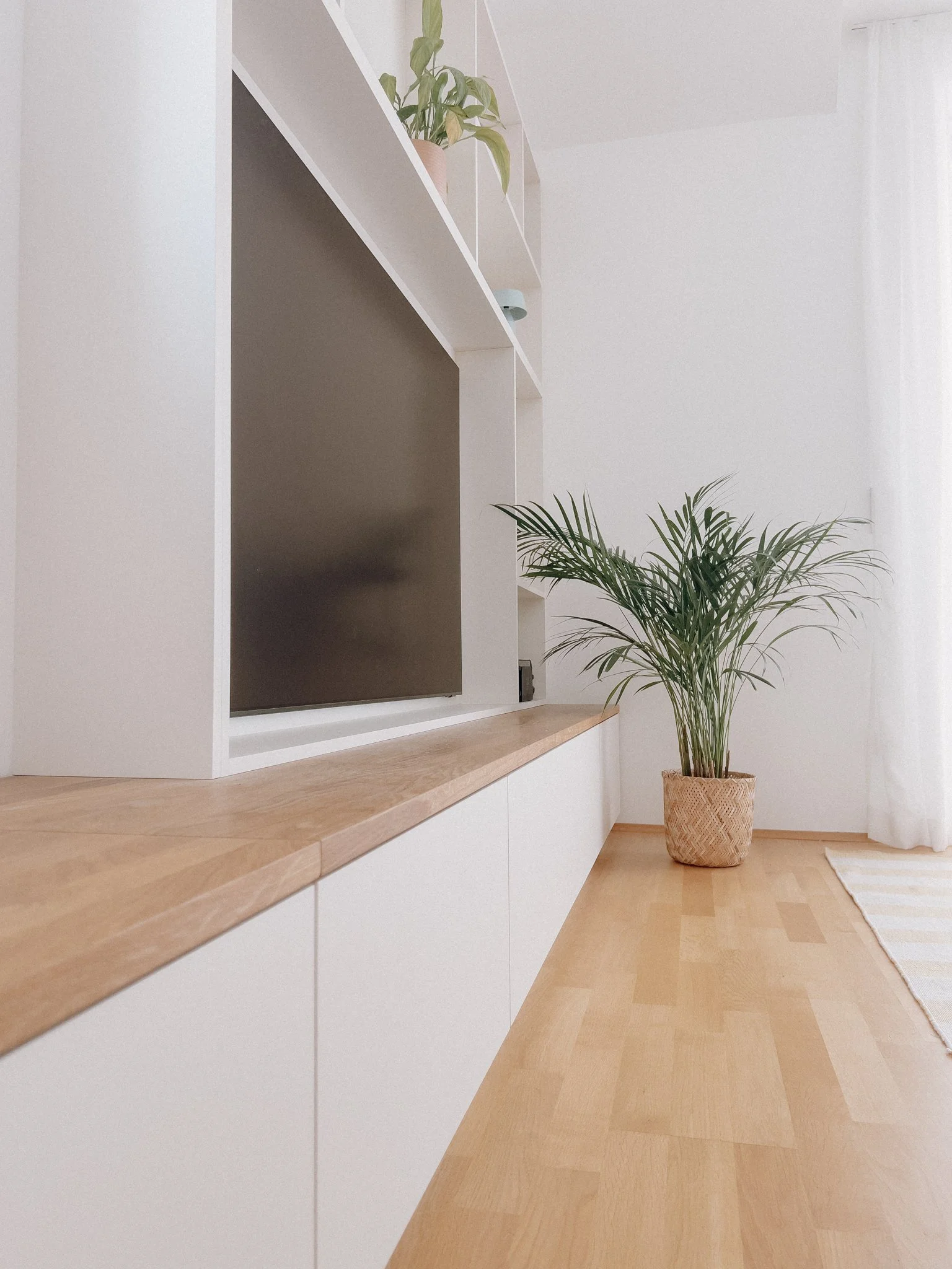 TV-Wand-Sitzbank-Wohnzimmer-Tischlerei-Pichler-Forchtenstein-3.jpg