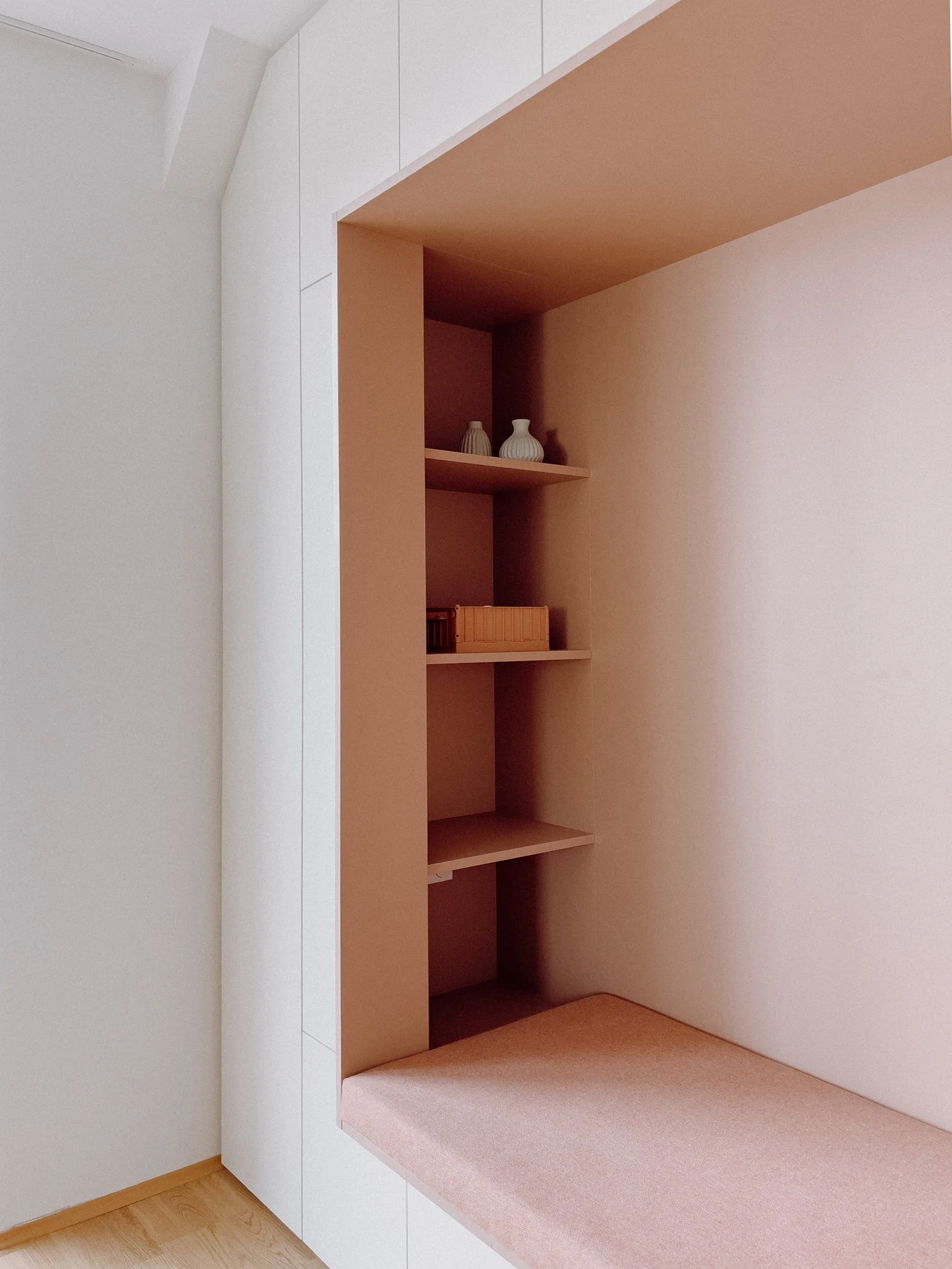Einbauschrank-Wohnzimmer-Sitznische-Tischlerei-Pichler-Forchtenstein-15.jpg