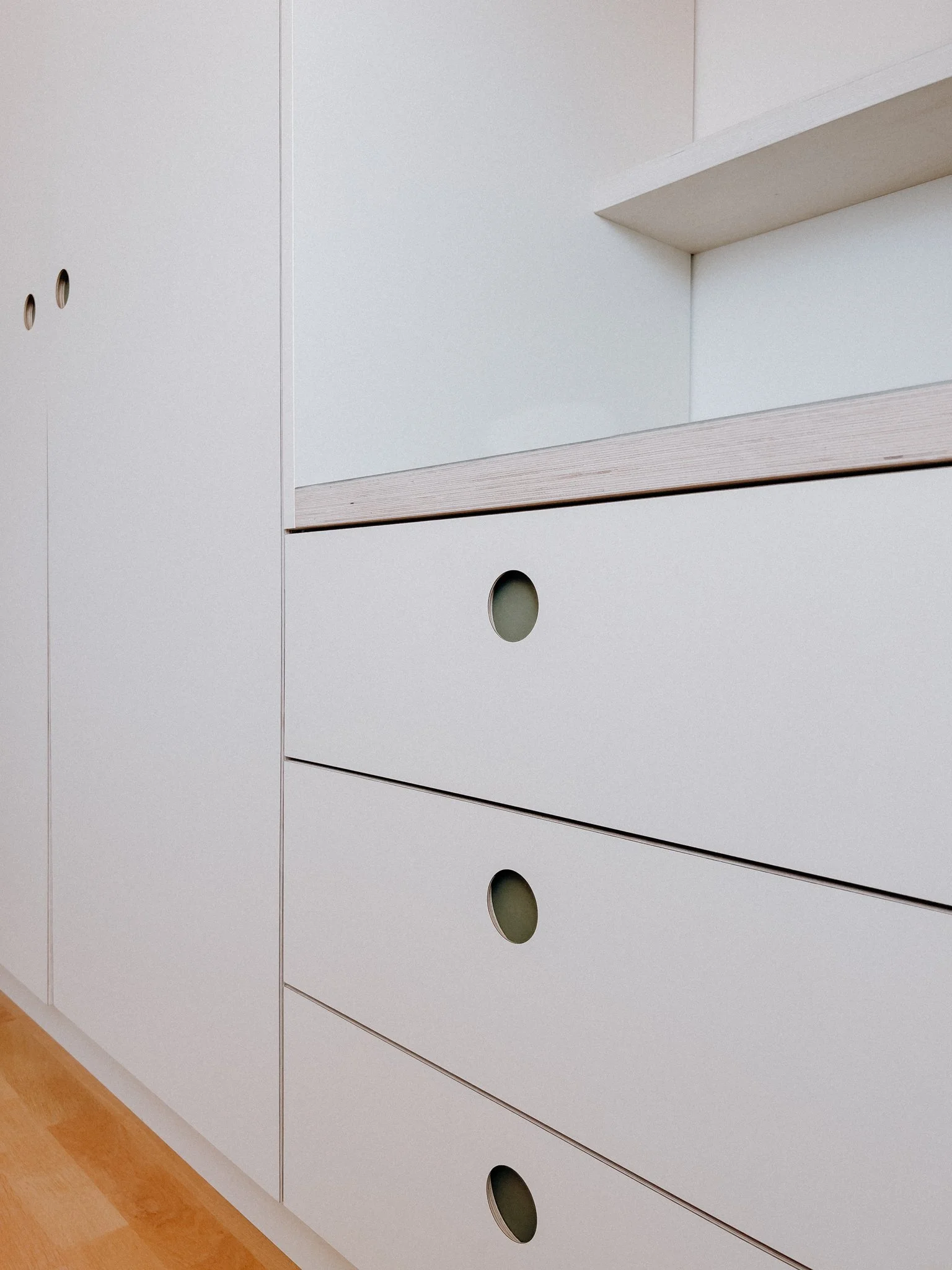 Schlafzimmer-Einbauschrank-Linoleum-Kleiderschrank-Tischlerei-Pichler-Forchtenstein-07.jpg