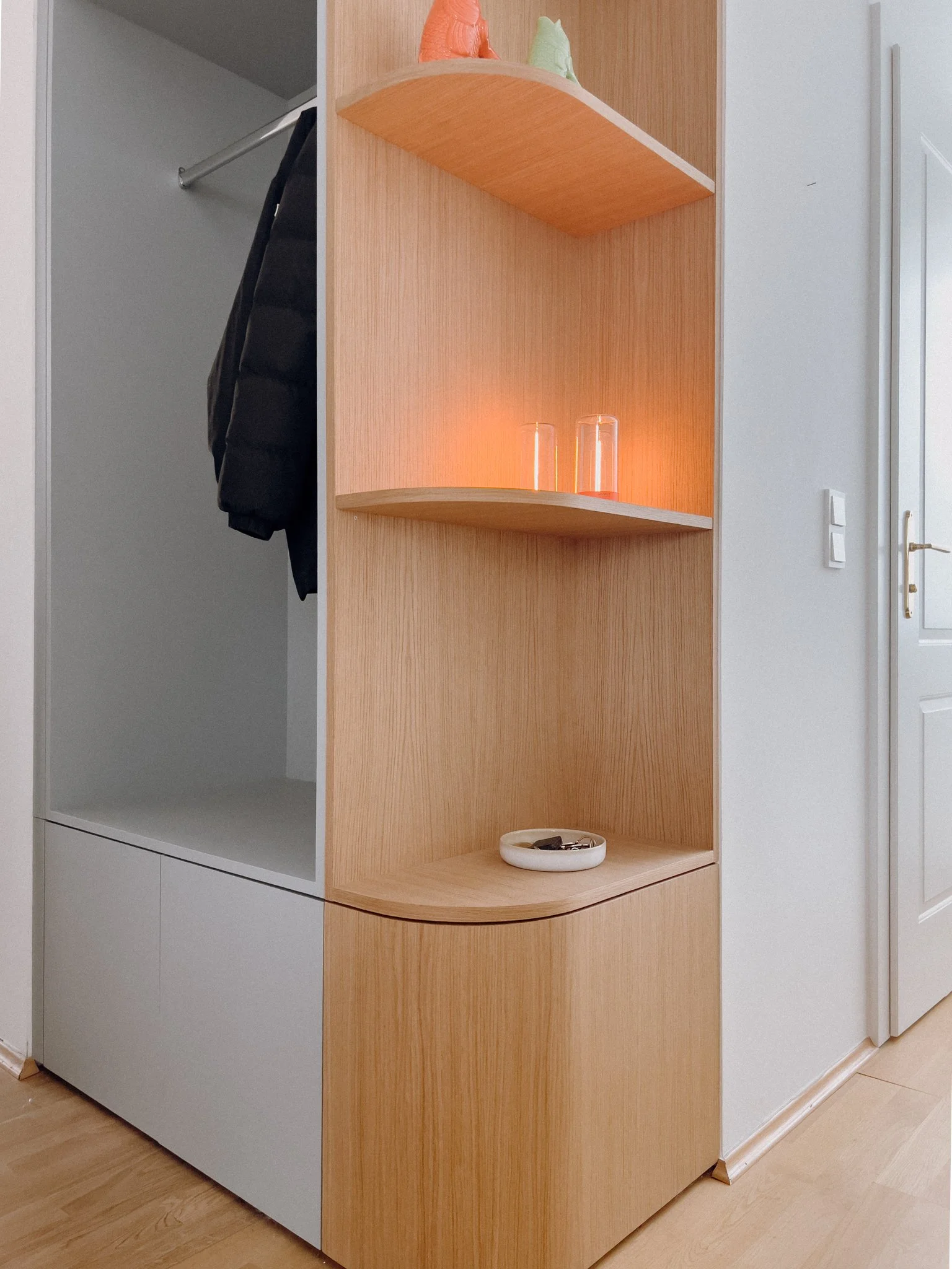 Garderobe-Vorzimmer-Eiche-Rundes Regal-Tischlerei-Pichler-Forchtenstein-11.jpg