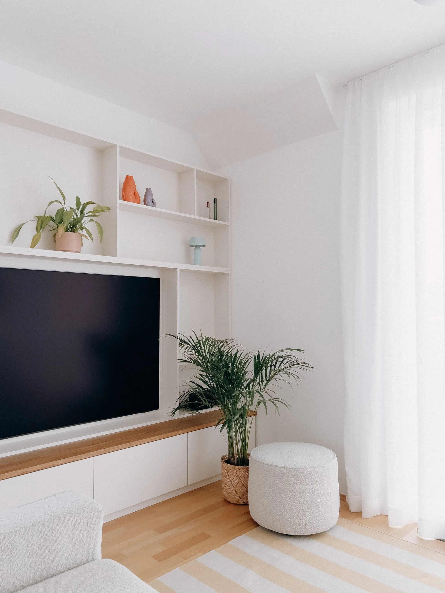 TV-Wand-Sitzbank-Wohnzimmer-Tischlerei-Pichler-Forchtenstein-1.jpg
