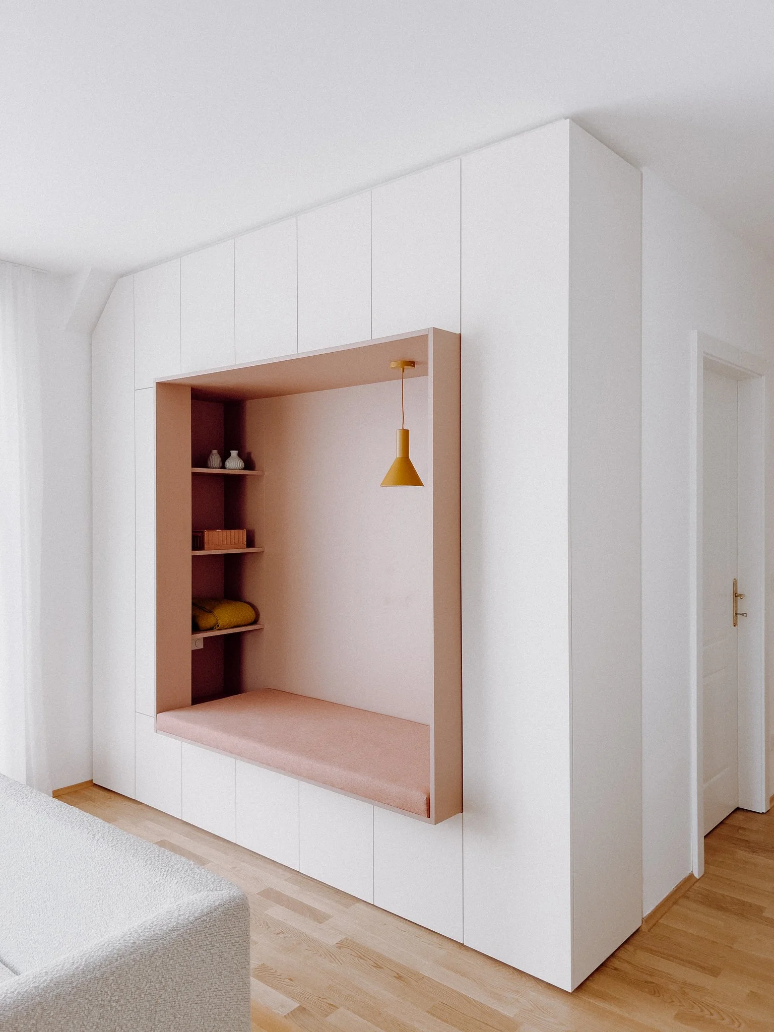 Einbauschrank-Wohnzimmer-Sitznische-Tischlerei-Pichler-Forchtenstein-07.jpg