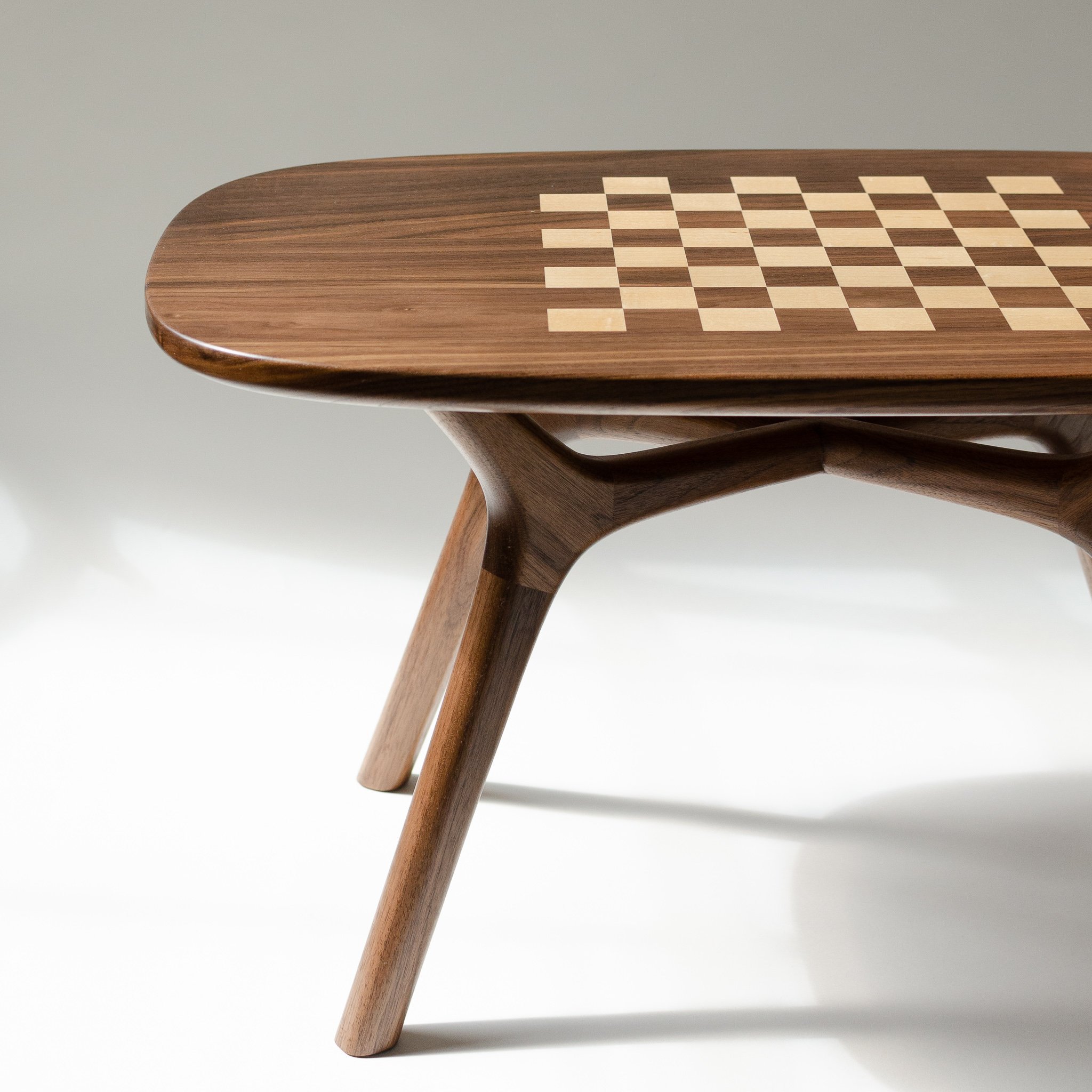 Chess table in walnut &amp; maple