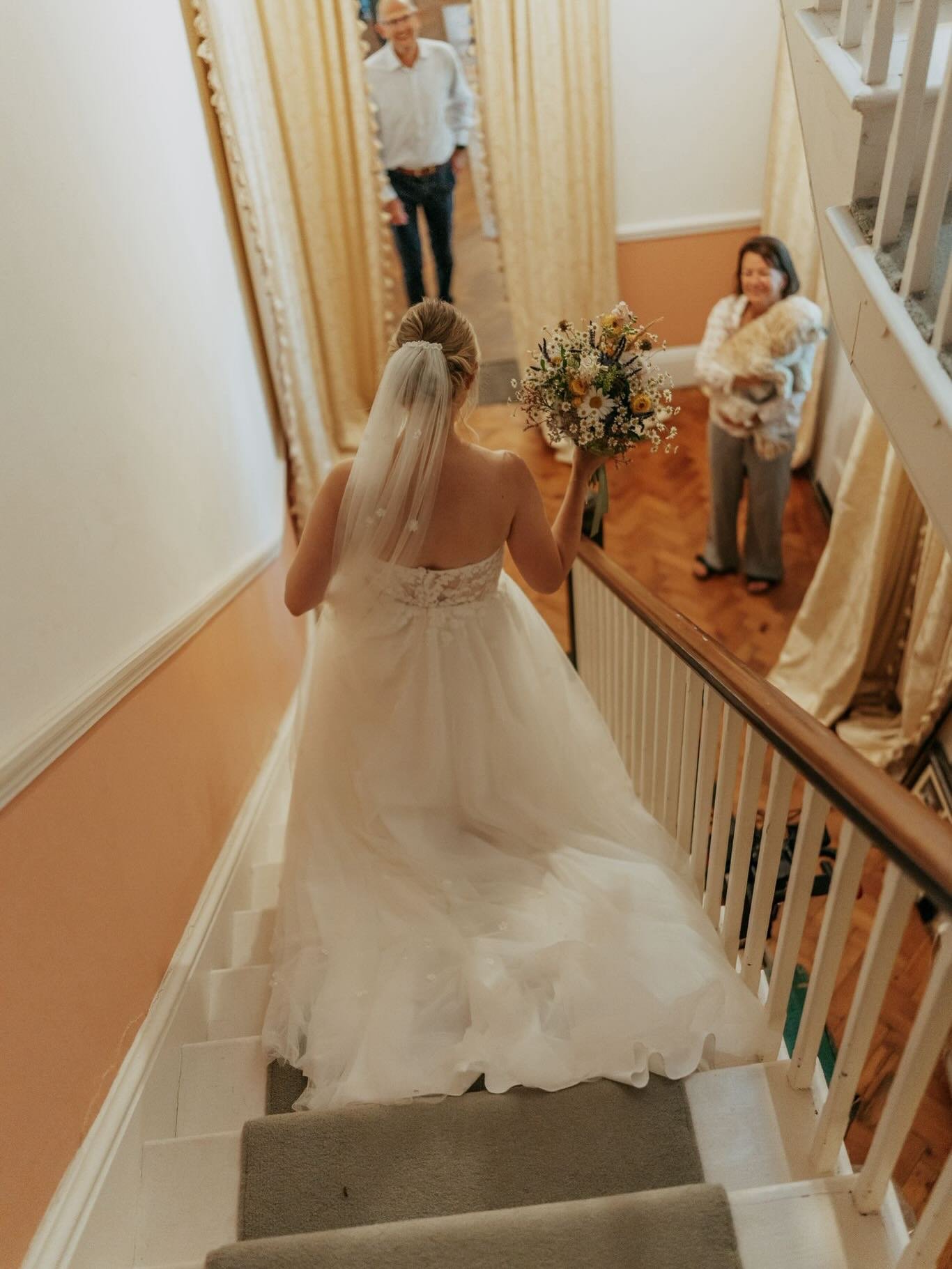 It begins quietly.

A private walk downstairs.
A breath before the aisle.

Then confetti beneath the arch,
and a moment in the greenhouse as the day softens.

At Yeldersley, every wedding is deeply personal to us. 

Photography by @portraitsbygc 

#y