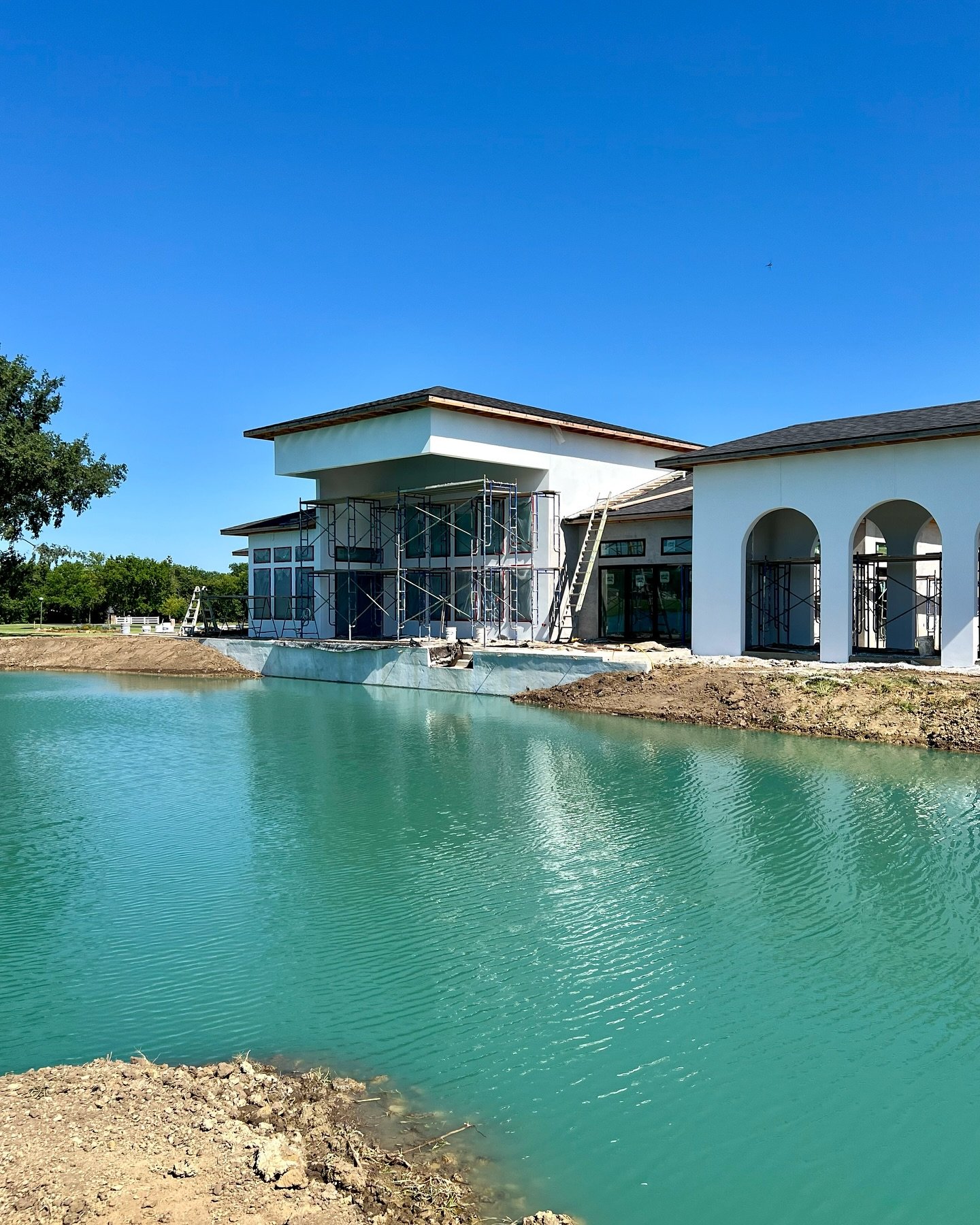 We&rsquo;ve got water!
&bull;
&bull;
&bull;
&bull;
#custom #customhome #customhomebuilder #customhomedesign #tulsa #chasseurhomes #skilake #lagoon #seawall #backporch #stucco #workinprogress