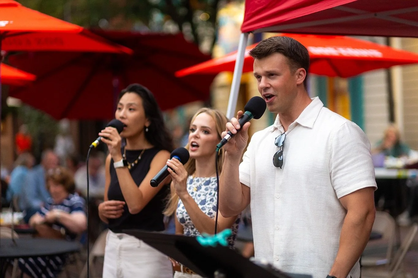 🎶✨ Meet some of the team behind Voices of Vets! 💙
Throwback to a magical night @dinnerunderthestarsannapolis ⭐️🍷
Thanks @joedoesvideo for the 📸! 🙌