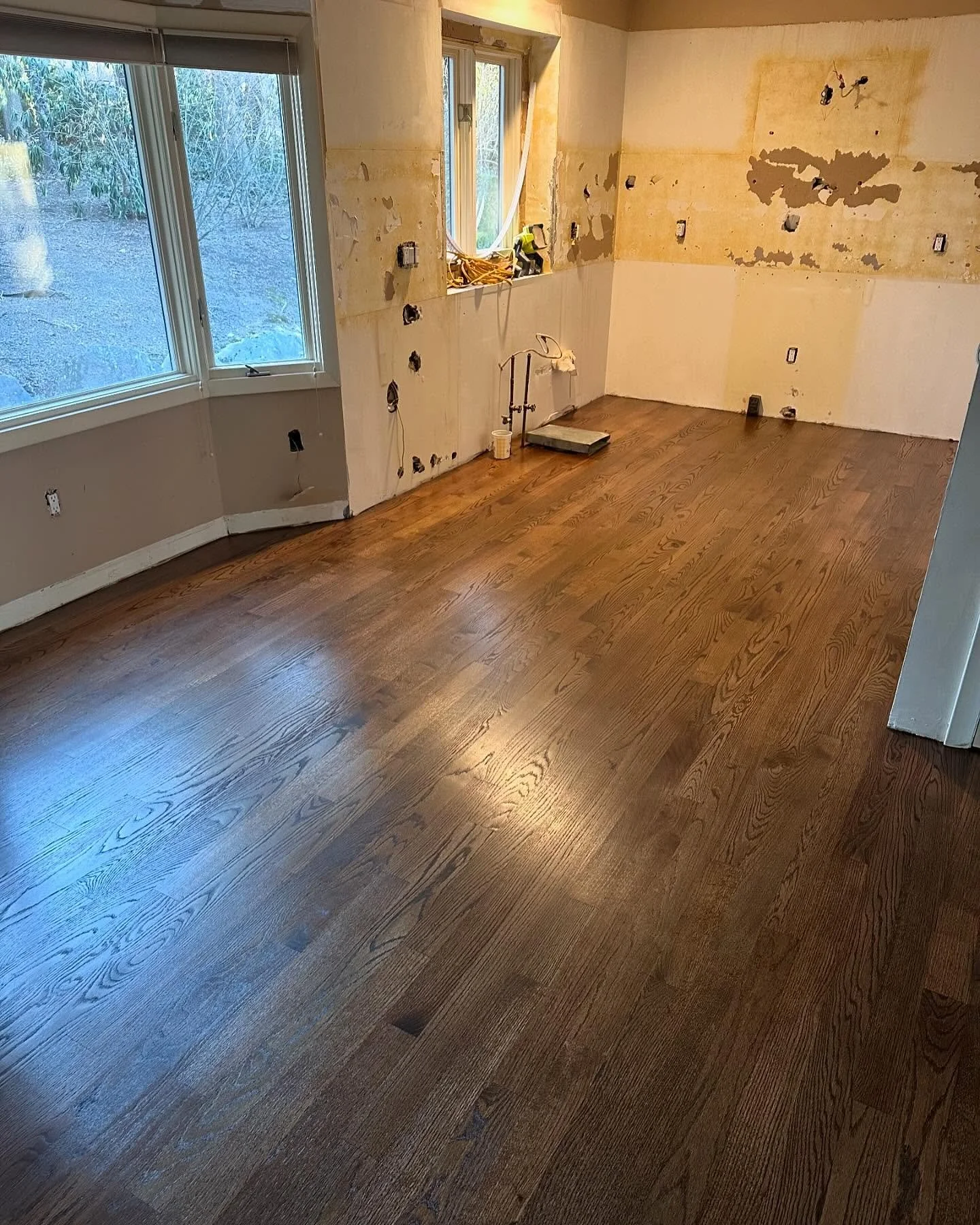 Just finished installing new hardwood floors and stair treads with a beautiful Jacobean stain! We hope you enjoy your new floors! Thank you for trusting us to renovate your home!

#hawkinshardwoodflooring #jacobean #install #hardwoodfloors #supportsm