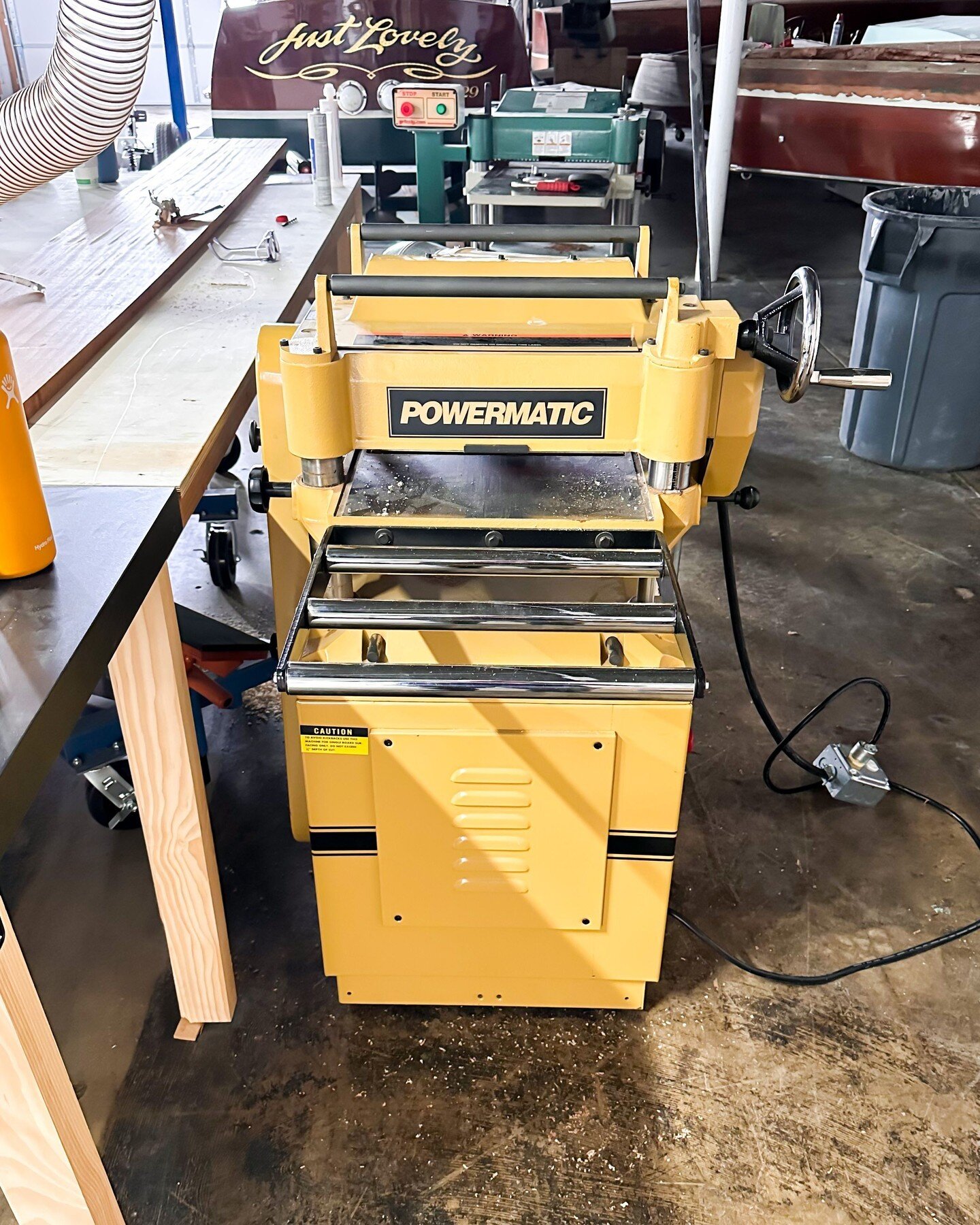 Adding some @powermatic.woodworking gold to the family. Quite the upgrade from the vicegrip-adjusted, fuse-tripping, wheels-falling-off Craigslist find that was there before.

#woodshop #workshop #woodwork #woodworking #powertools #powermatic #planer
