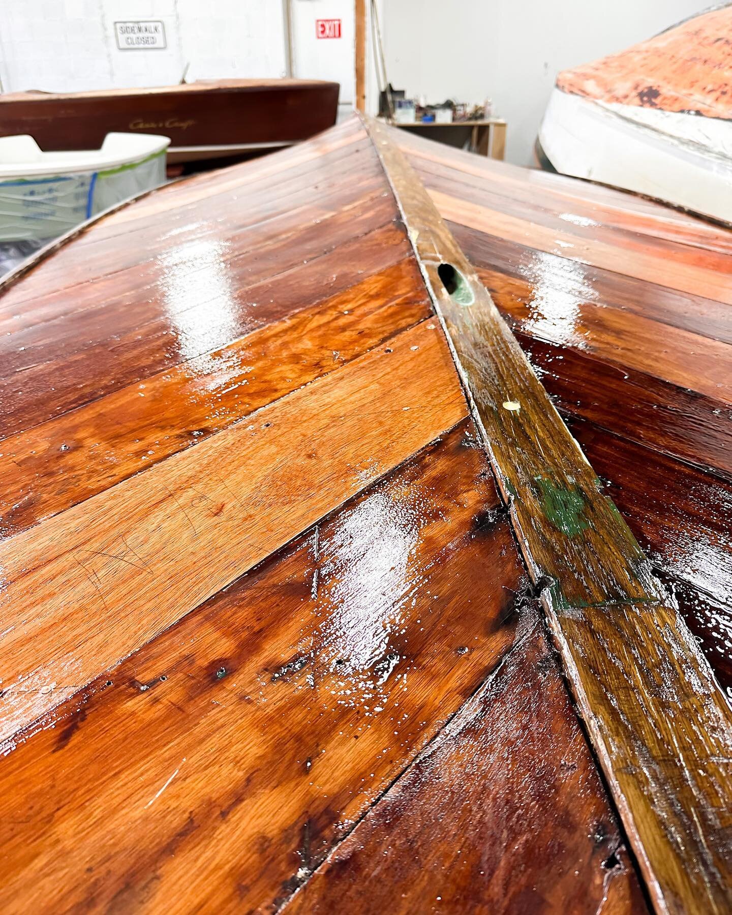 A fresh coat of @systemthree S-1 clear penetrating epoxy sealer to protect the bottom of the Rocket. Couldn&rsquo;t be easier!
⠀
⠀
⠀
⠀
#woodenboat #woodenboats #boats #woodenboatbuilding #woodenboatshop #boating #boatbuilding #classicboat #chriscraft