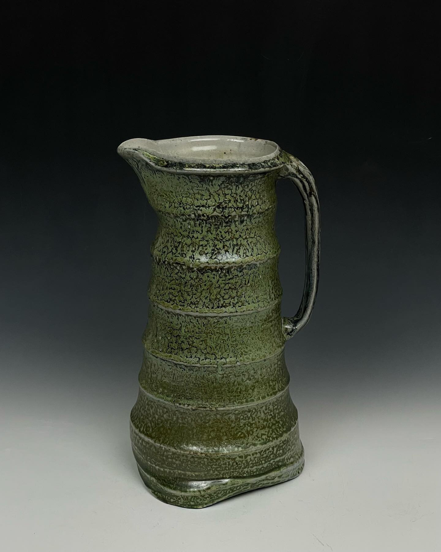 A two-liter, soda-fired pitcher for all of your pouring needs.  I have been enjoying seeing these colored reactive slips on larger forms and experimenting with reduction cooling.
#sodafired #cone10 #reductioncooled #contemparyceramics #pottery #stone