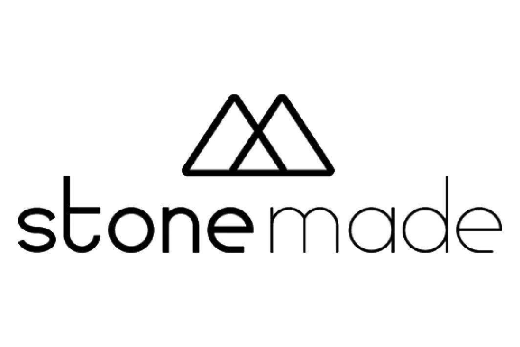 Logotipo con un icono de dos triángulos entrelazados y la palabra "stonemade" en letras negras.