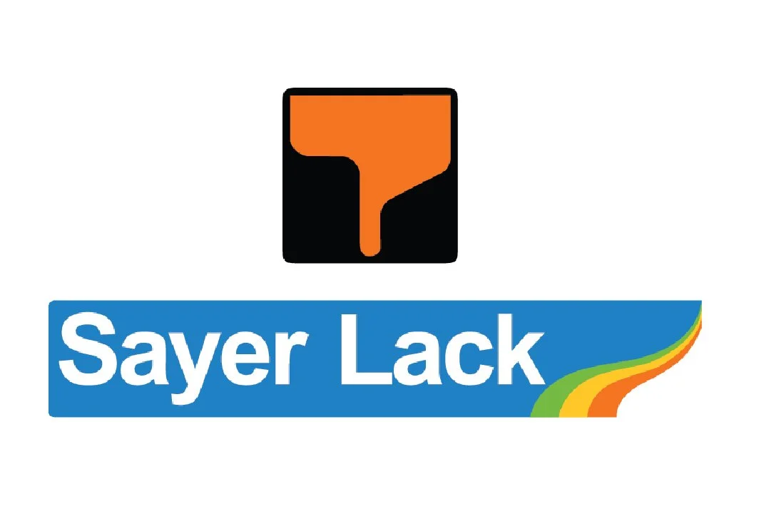 Logotipo con símbolo negro y naranja y texto azul que dice 'Sayer Lack' con una banda de colores en la esquina inferior derecha.