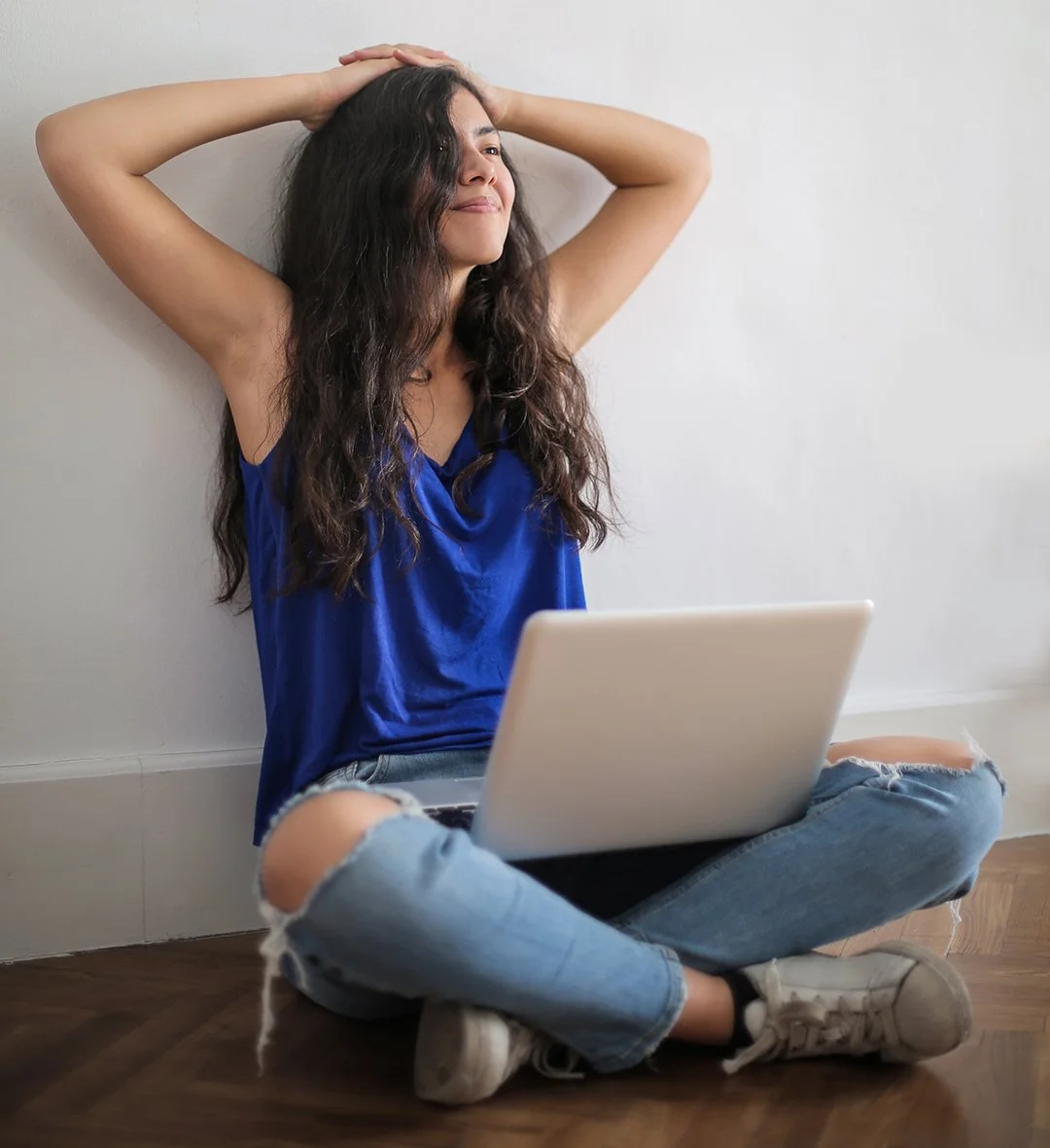 Re Brunette girl looking satisfied .jpg