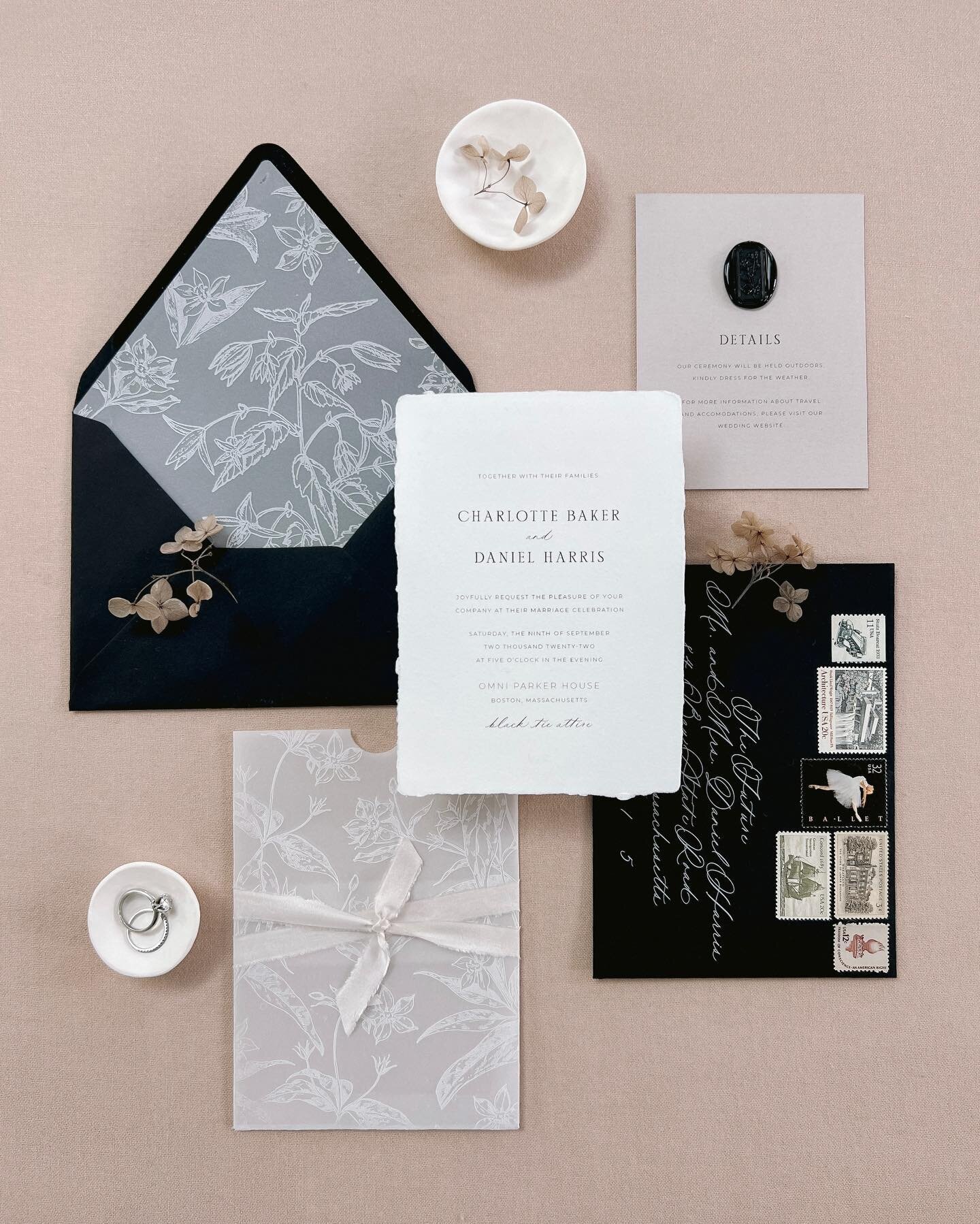 If this is your aesthetic, you and I should be friends 🫶🏻

Aside from the color combination, I LOVE the mix of handmade paper + regular cardstock/cotton paper 🤍 The difference in textures helps elevate your wedding invitation while also being more