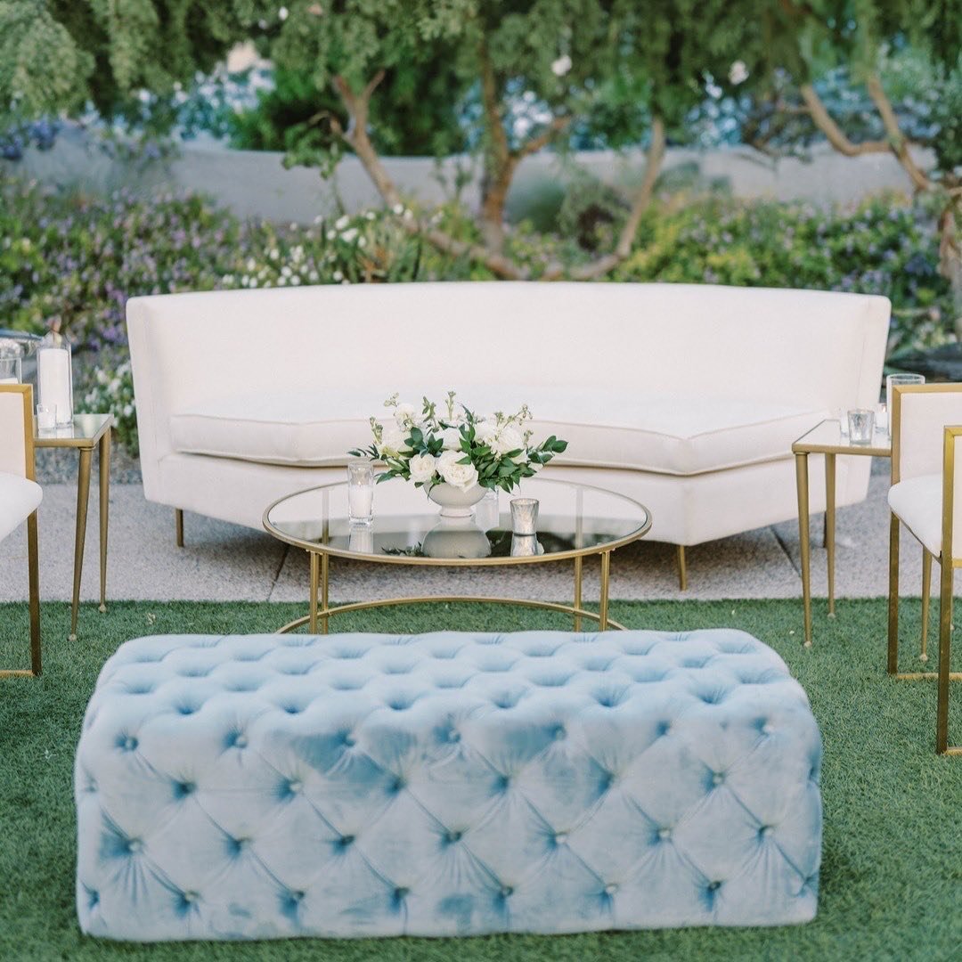 Something blue💙 with our Cosmo Ottoman and Carrie Coffee Table
&bull;
Venue: @mountainshadowsweddings
Planner: @revelweddingcompany
Photo: @elysehallphotography
Floral: @luxflorist
&bull;
#primdesignco #eventrentals #rentalfurniture #eventrentalcomp