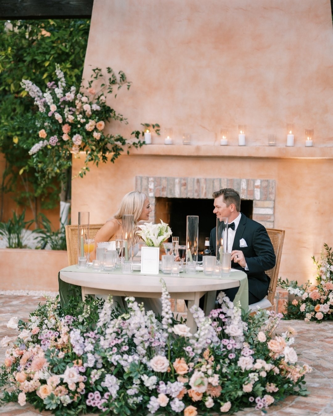 The sweetheart table of our dreams 💭 featuring our Atticus Dining Table and Ashley Dining Chairs
&bull;
Planning &amp; Design: @events_by_paris @reema_eventsbyparis
Venue: @royalpalmshotel @royalpalmsweddings
Photography: @tashabradyphoto
Beauty: @c