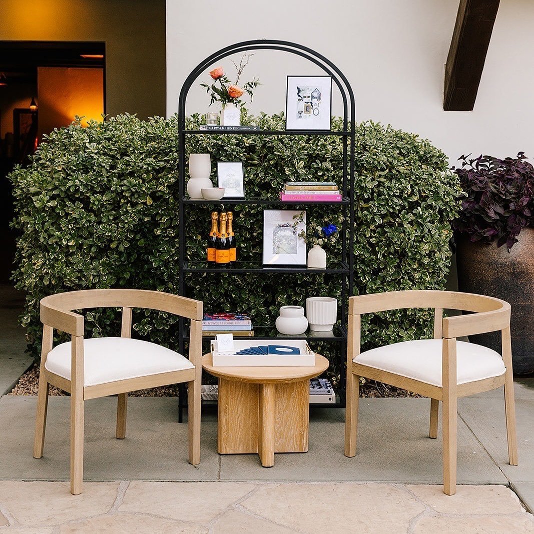 Strategically placed vignettes around your event gives an elevated look and feel!
&bull;
Venue: @elchorroweddings
Photo: @mashaida.co
Planner: @outstandingoccasions
Floral: @carteblanchedesign
Rentals: @primdesigncompany @brighteventrentals
Linen : @