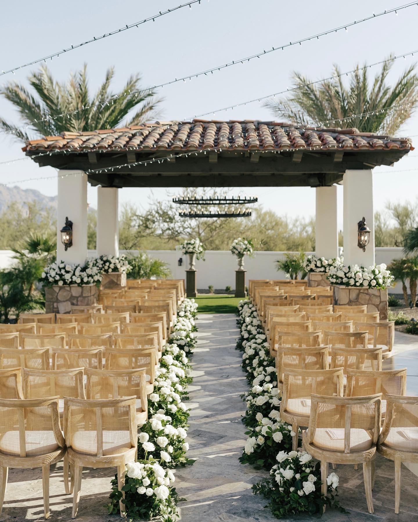 Loving this backyard ceremony setup in Tucson!😍featuring our Mae Dining Chairs
&bull;
Planner: @imoni_events @hannahebowman
Photo: @kayleechelseaphotography 
Florist: @mintgreendesign
Paper: @carolinehainescreative
Music: @sweetwaterstrings
Rentals: