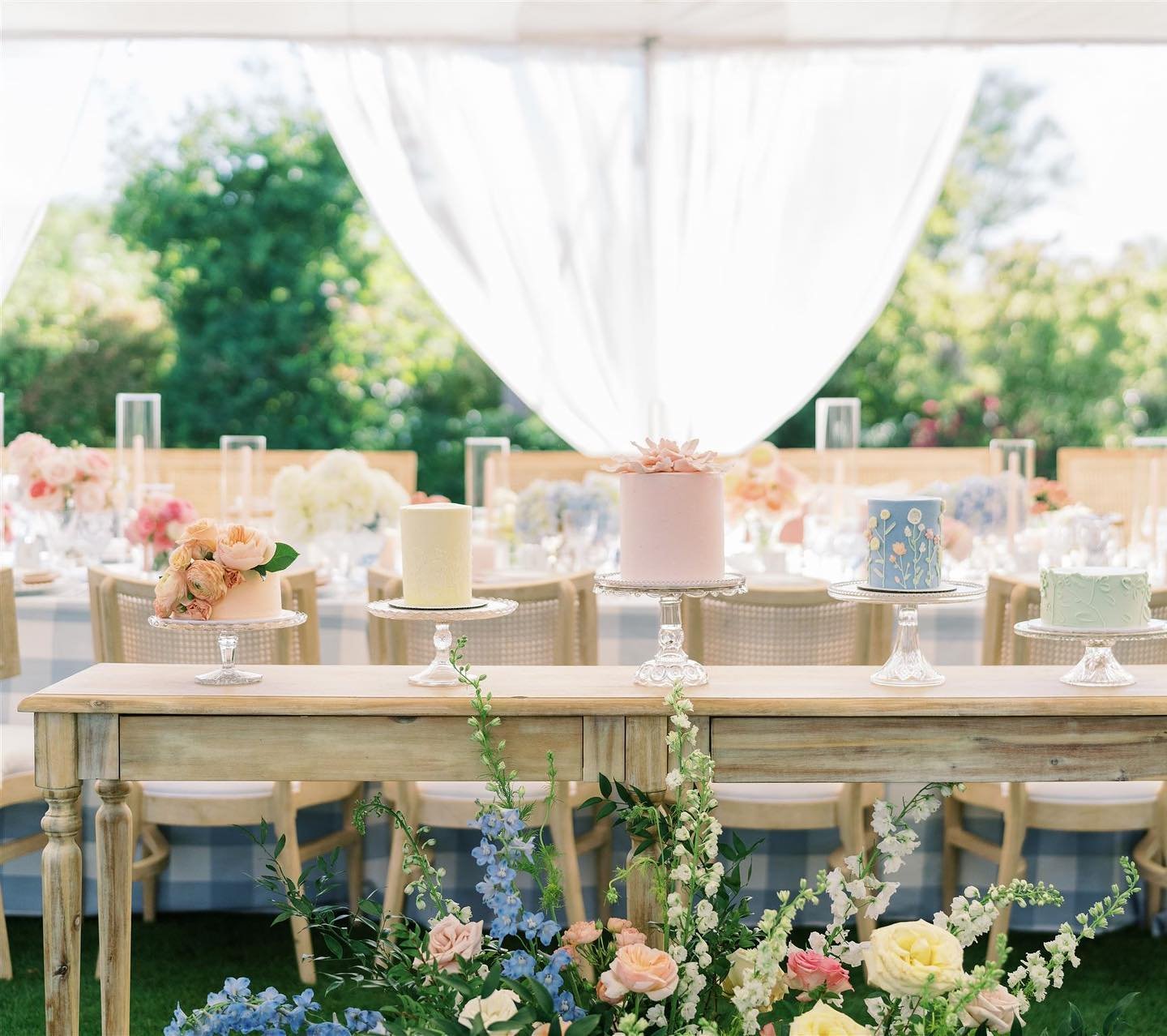 A moment for this dreamy cake table😍featuring our Meyer Console table! 
&bull;
Planner: @shineeventsaz
Venue: @paradisevalleycountryclub
Cake: @abakeshop
Floral: @clementinedesignaz
Photo: @melissaivyphotography
Video: @brettemorganfilms
Linens: @bb