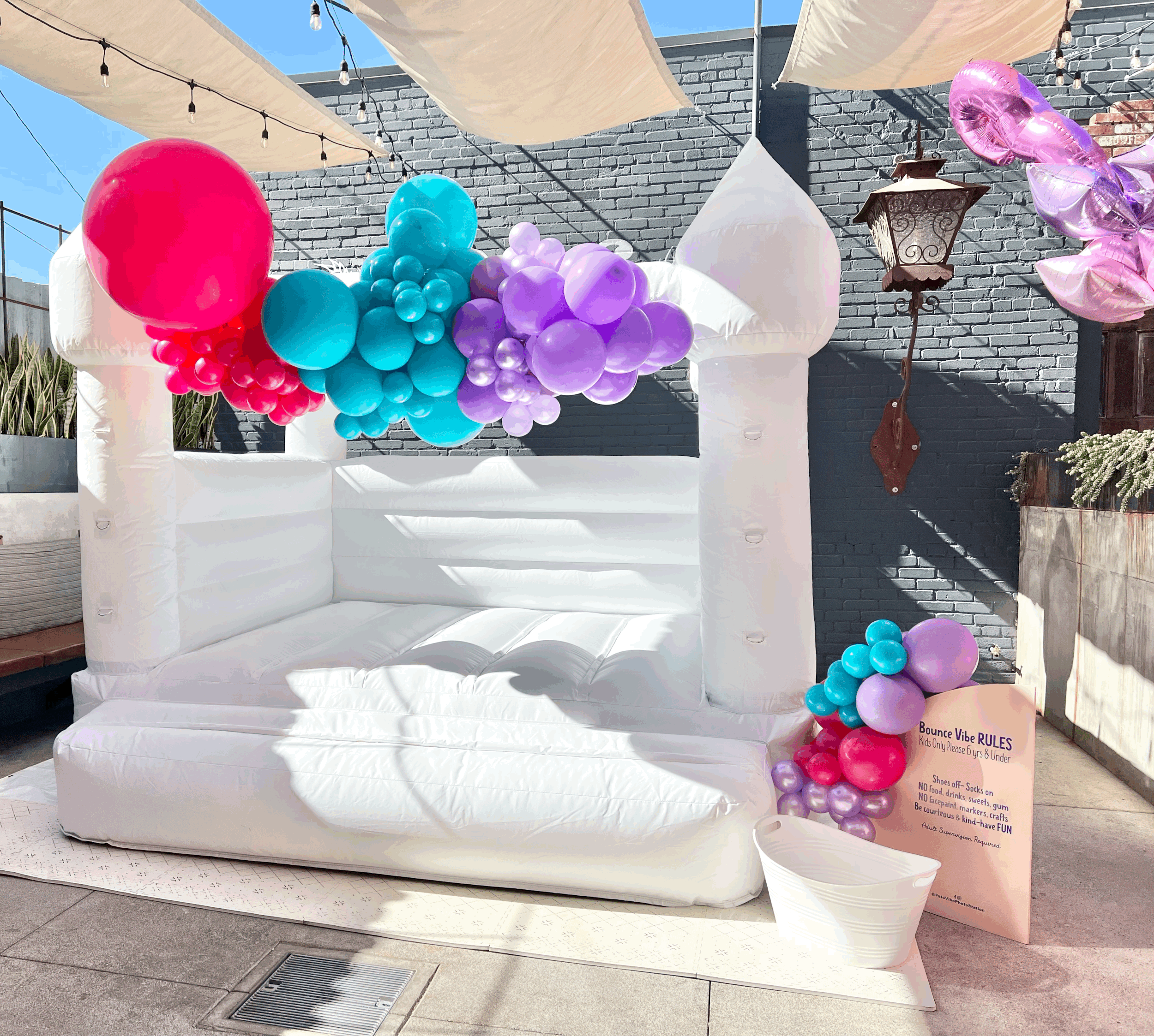 White bounce house balloon decor.