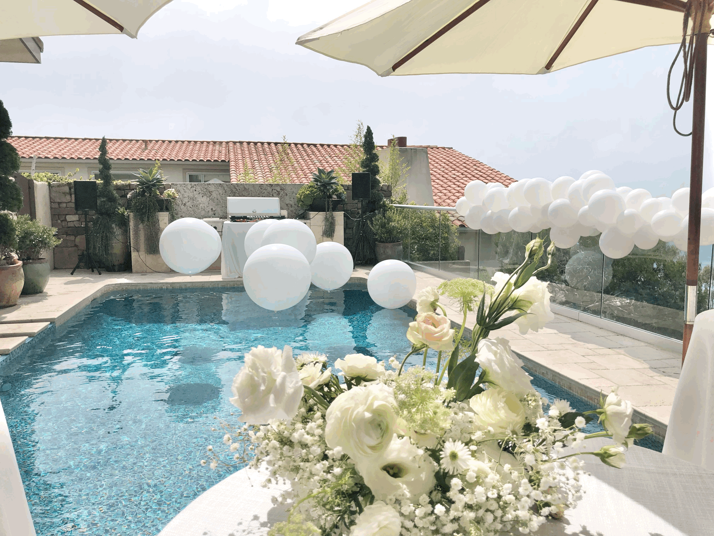 Foto Vibe has floating pool balloons.