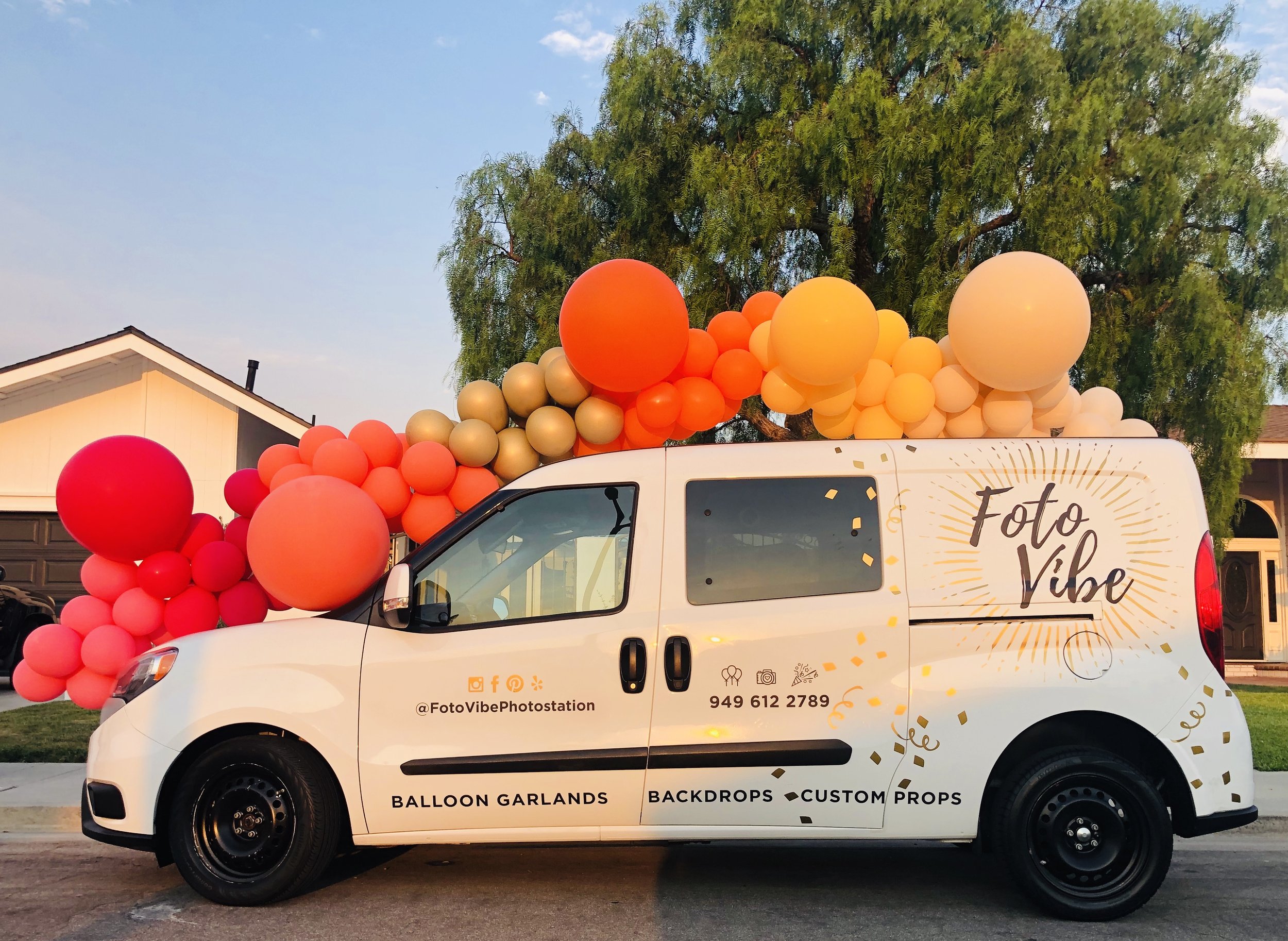 Foto Vibe Van with Balloons