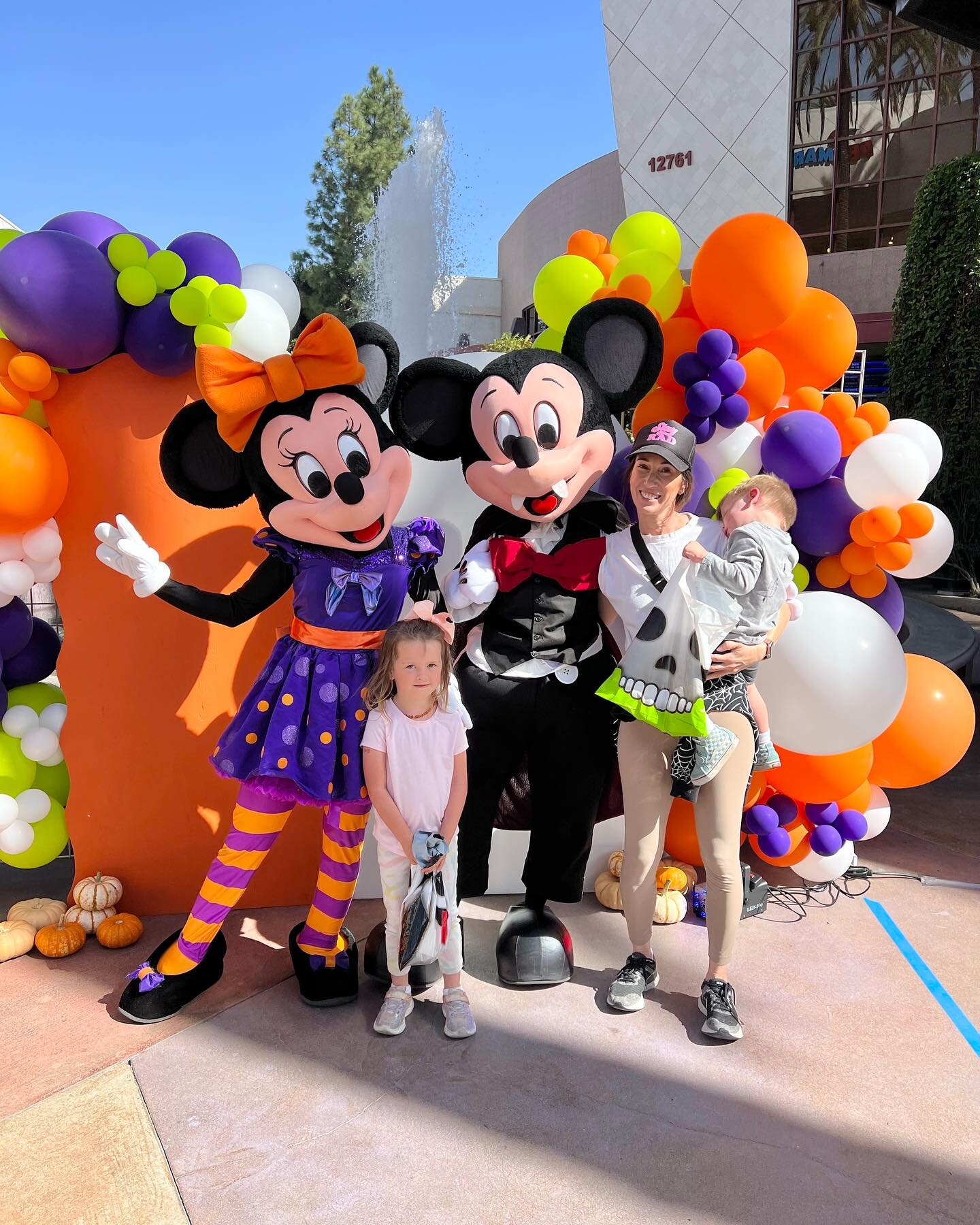 Happy Halloween 🎃 from me &amp; my little pumpkins&hellip; with a little help from Minnie &amp; Mickey. Balloons &amp; backdrop by us @fotovibeparty 🎃💀🕷️
.
.
.
.
#halloween #minniemouse #mickeymouse #balloongarland #balloondecor #orangecounty #no