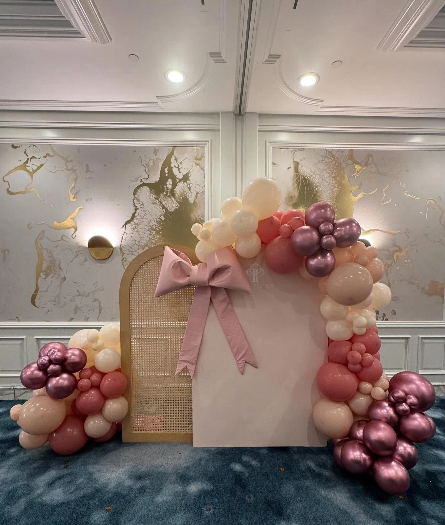 To Bow 🎀or not to Bow 🎀? We loved the 🎀 but ultimately the client wanted to let the balloons speak for themselves. This was 1 of 3 activations for @circadia 
.
.
.

#backdrop #balloons #corporate #fotovibe #bigbow #activations
