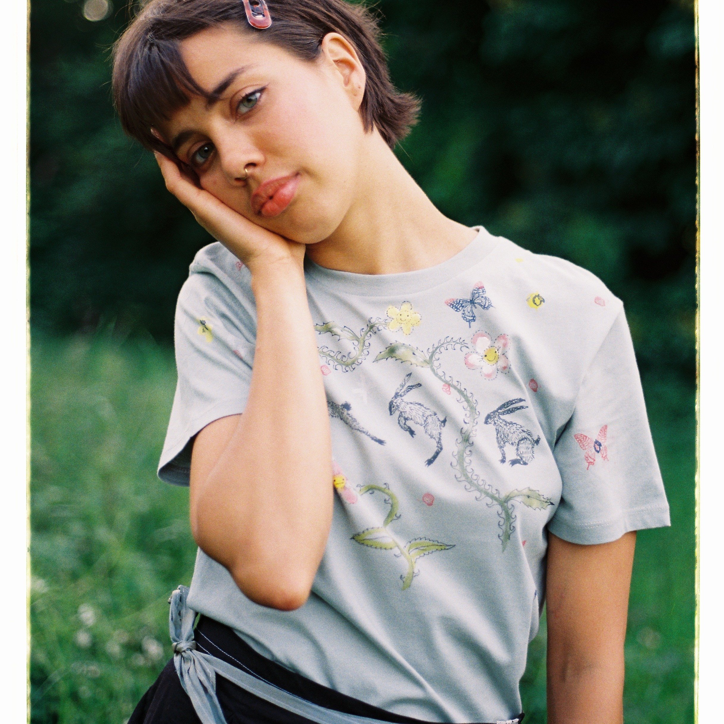 If you are bored and disappointed by fast fashion and want to wear one off art 🌸 painted directly onto organic cotton t-shirts🎨 🖌️.. you need to have a look at the NEW pieces I just uploaded to my website 👁️

Summery comfy, soon to be your go to 