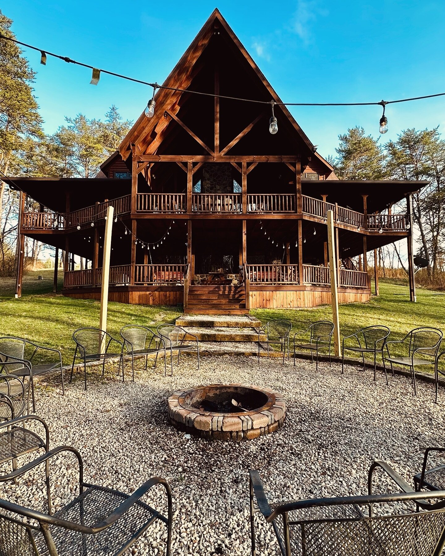 Gather &lsquo;round the flames for an unforgettable night of stories, s&rsquo;mores, and starlit skies 🔥✨ Cabin life at its finest under the string lights at River Rock Lodge. 

#cabin #hockinghills #cozy #ohiocabins #vrbo #vacationrental #bonfire #