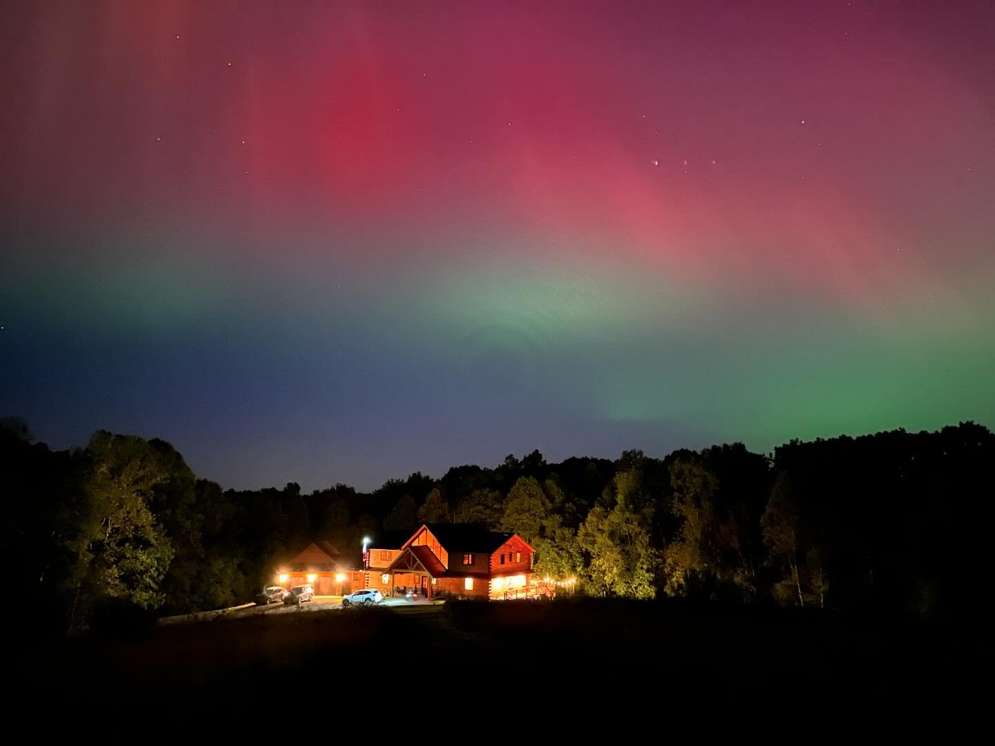 Wow! The dark skies out by Hocking Hills State Park made for some great viewing of the Northern Lights over our Golden Acres Lodge last night 💜💚🩷 

#hockinghills #hockinghillsstatepark #northernlights #auroraborealis #logcabin #ohio