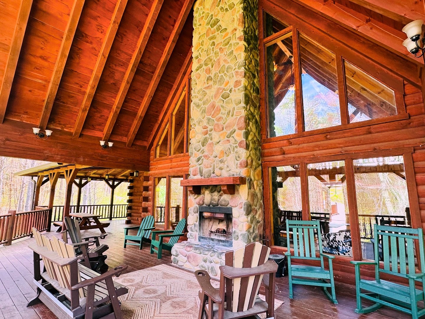 Lots of hours logged out here by our guests at River Rock! 

#outdoorliving #coveredporch #logcabin #cabin #vacationrentalsbyowner #vrbo #hockinghills #hockinghillsstatepark #ohio #fireplace