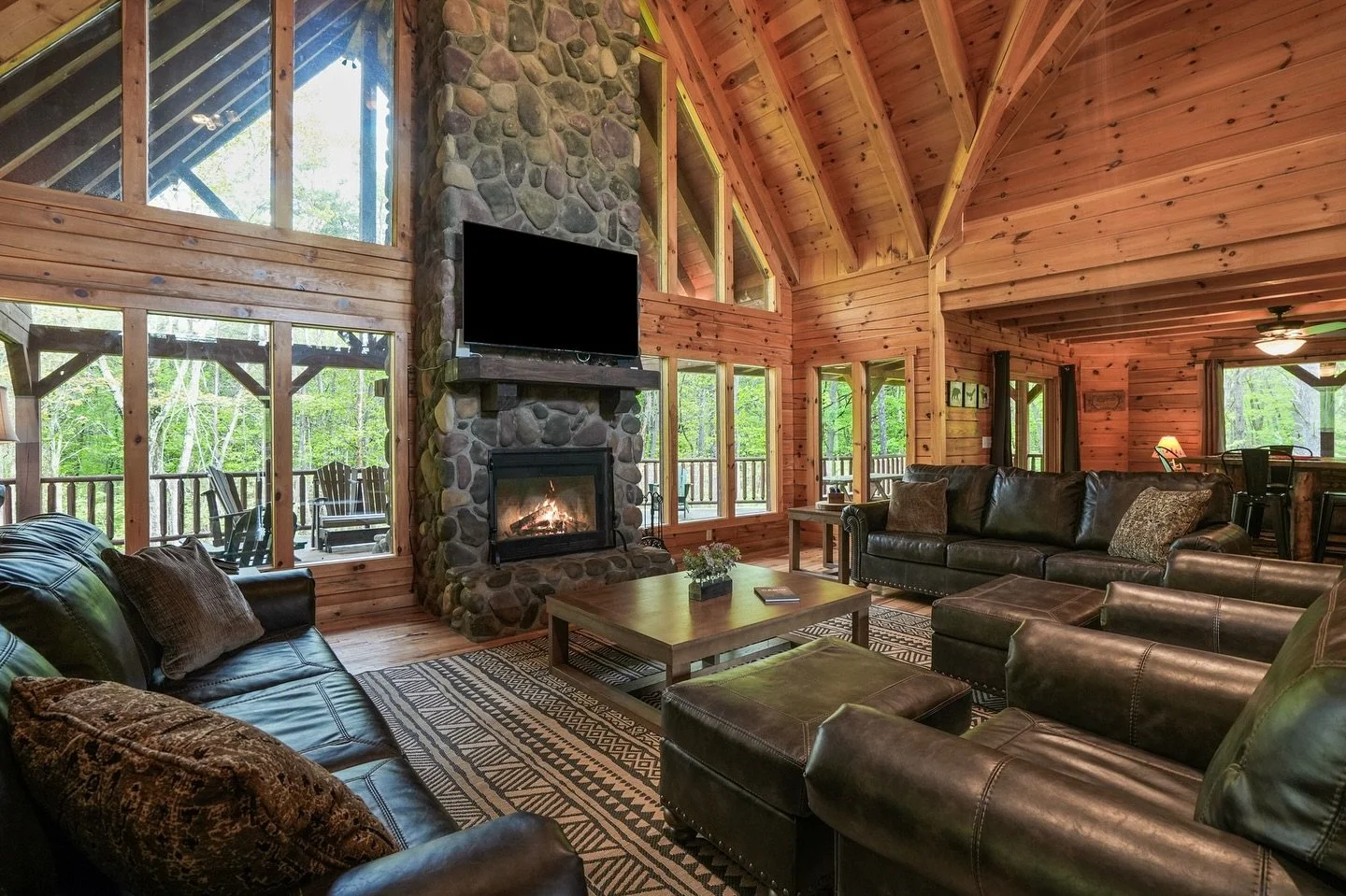 Cabin in the woods ✔️ Big game on the big screen ✔️ Who says you can&rsquo;t have both? 🏈 🪵 🔥 

Who&rsquo;s going to win the battle for Ohio today?
