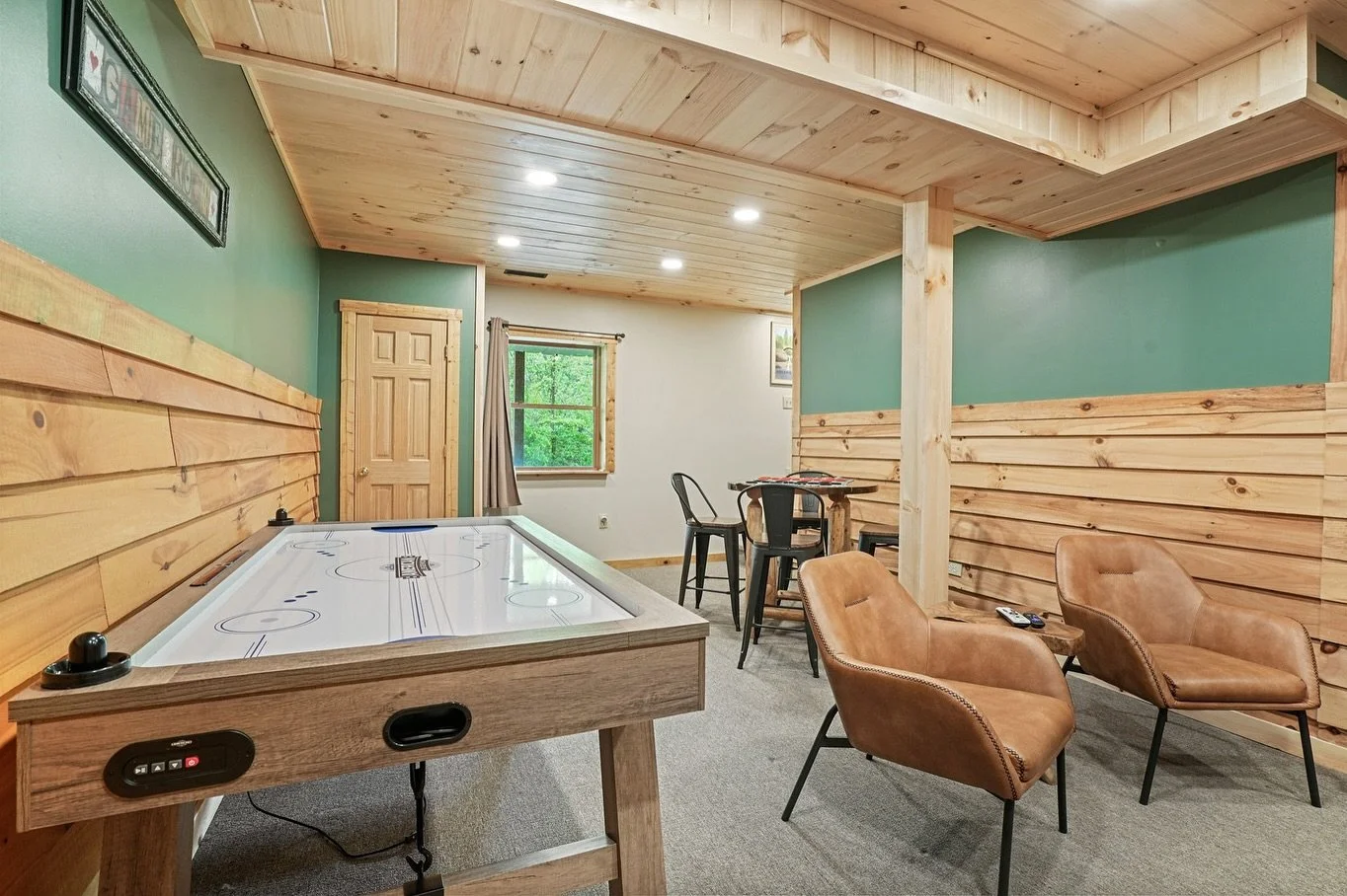 Liberty Ridge is our 11 guest cabin located conveniently between Logan and Old Man&rsquo;s Cave! 

🛏️ 3 bedrooms, 🛁 3 bathrooms
🌟 WI-FI
📺 Roku TVs
🎲Basement Game Room with air hockey 
💧 Covered Hot Tub
🔥 Fire place and fire ring 
🌲 Deck overl