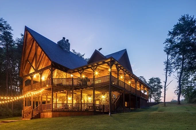River Rock Lodge 🤩

🛏️ 8 bedrooms &amp; 🛁 5.5 bathrooms (22 guests)
🌟 Starlink WI-FI and desk
📺 Roku TVs
🎣 Stocked fishing pond with dock
🥾 Walking trails 
🏀 Outdoor basketball half court 
🎲Basement Game Room with pool table and foosball 
💧