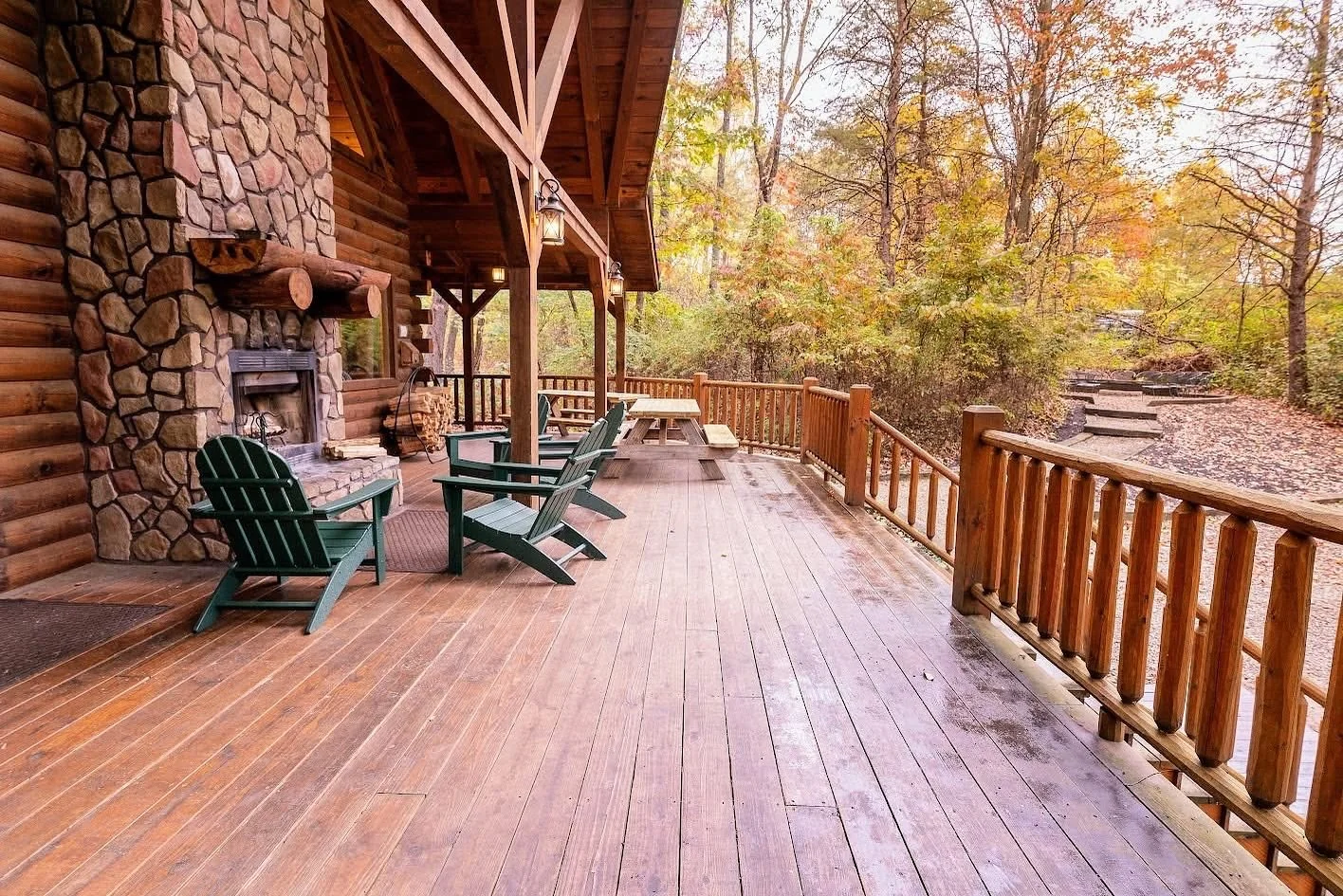 Our guests love the covered fireplace at Redwood Lodge! Fresh air, the crackling of the fire and sounds of nature- the perfect way to start or end your day! 🔥