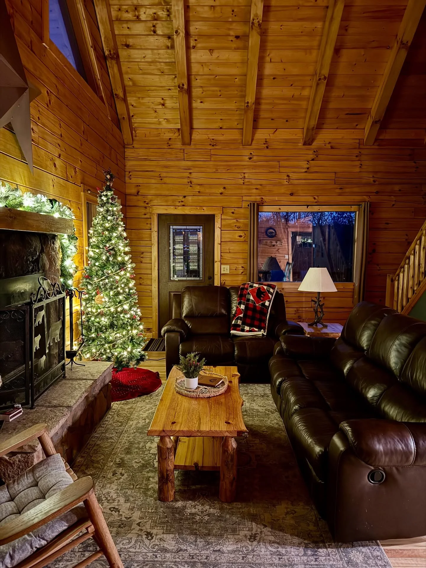 December is one of my favorite months at the cabins ❤️ Peaceful trails, chilly hikes followed by hot-tub soaks, glowing fires under early sunsets, the sparkle of the Christmas tree &amp; maybe even some snow ❄️