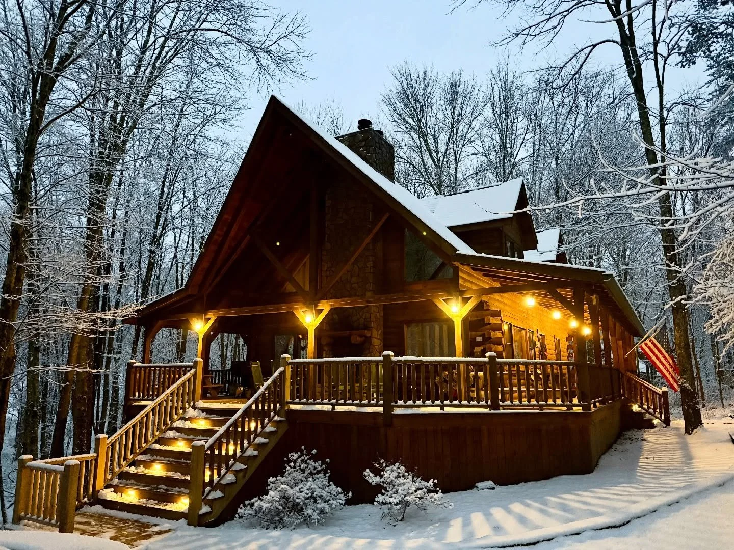 Woke up to a winter wonderland at Redwood Lodge this morning ❄️ Book yourself a wintery retreat and spend a few days relaxing at a cabin in the woods 🩵🤍