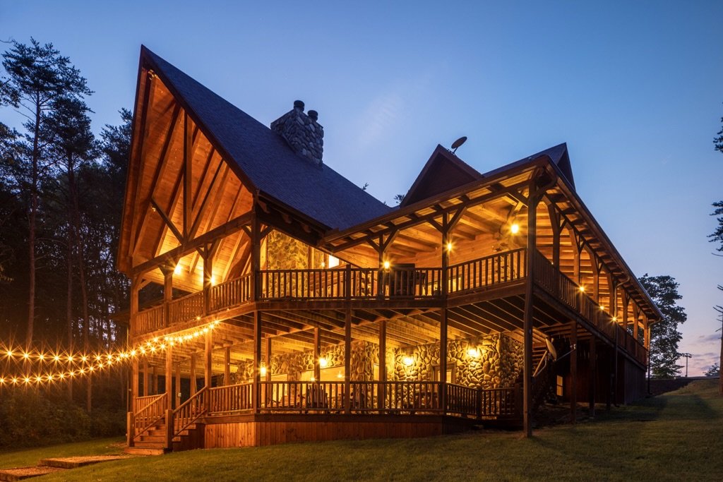 Not your average &ldquo;cabin in the woods&rdquo; 🤩

River Rock Lodge

🛏️ 8 bedrooms &amp; 🛁 5.5 bathrooms (22 guests)
🌟 Starlink WI-FI and desk
📺 Roku TVs
🎣 Stocked fishing pond with dock
🥾 Walking trails 
🏀 Outdoor basketball half court 
🎲