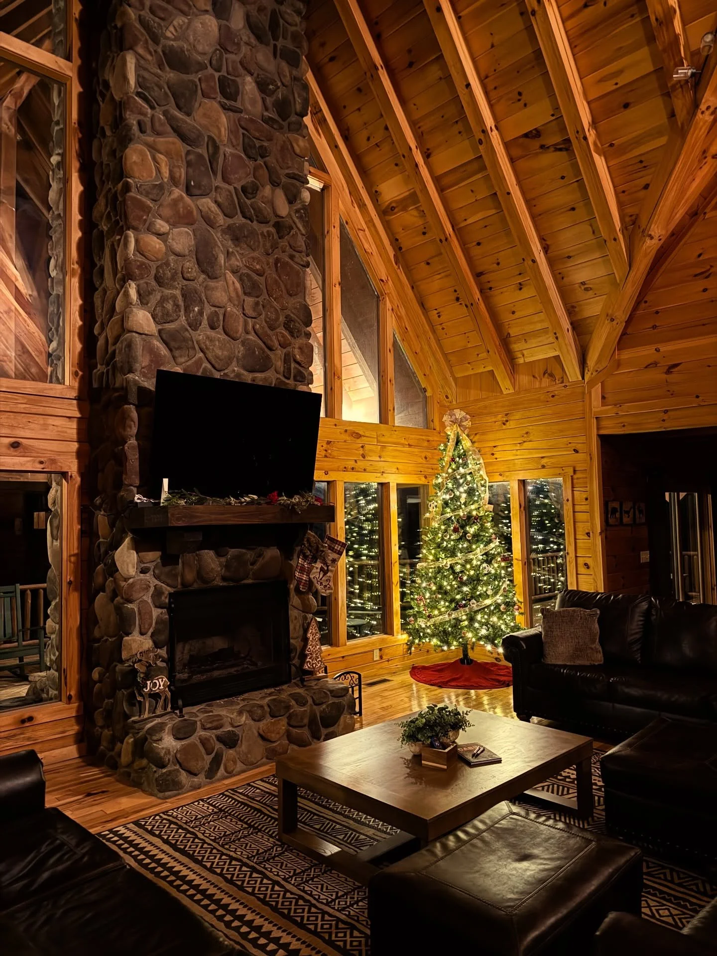 The coziest time of year at the cabins ❤️💚