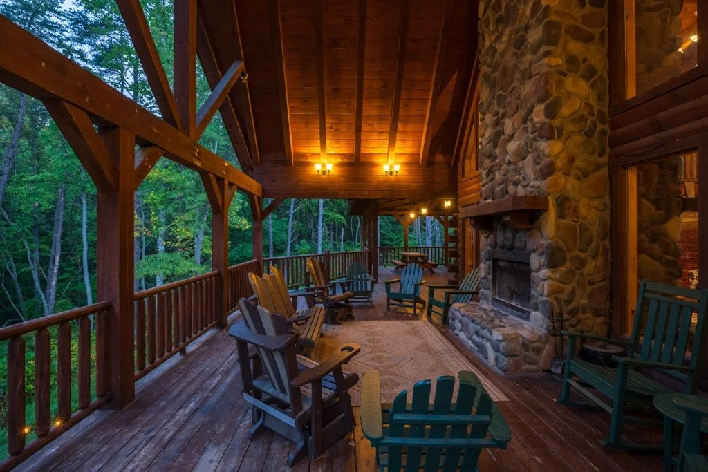 Lots of quality time spent around the covered fireplace at River Rock by our guests 🔥