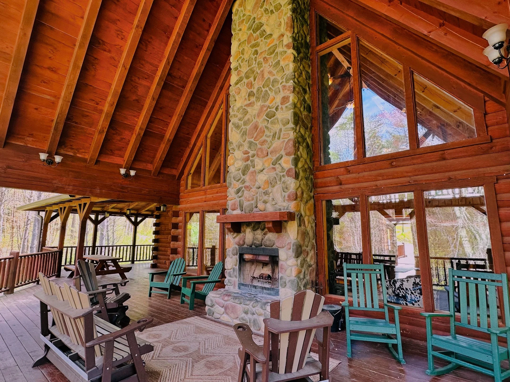 Guests love the outdoor covered fireplaces at our River Rock Lodge &amp; Redwood Lodge! 🔥 Nothing like gathering around the fire after a look day exploring Hocking Hills.