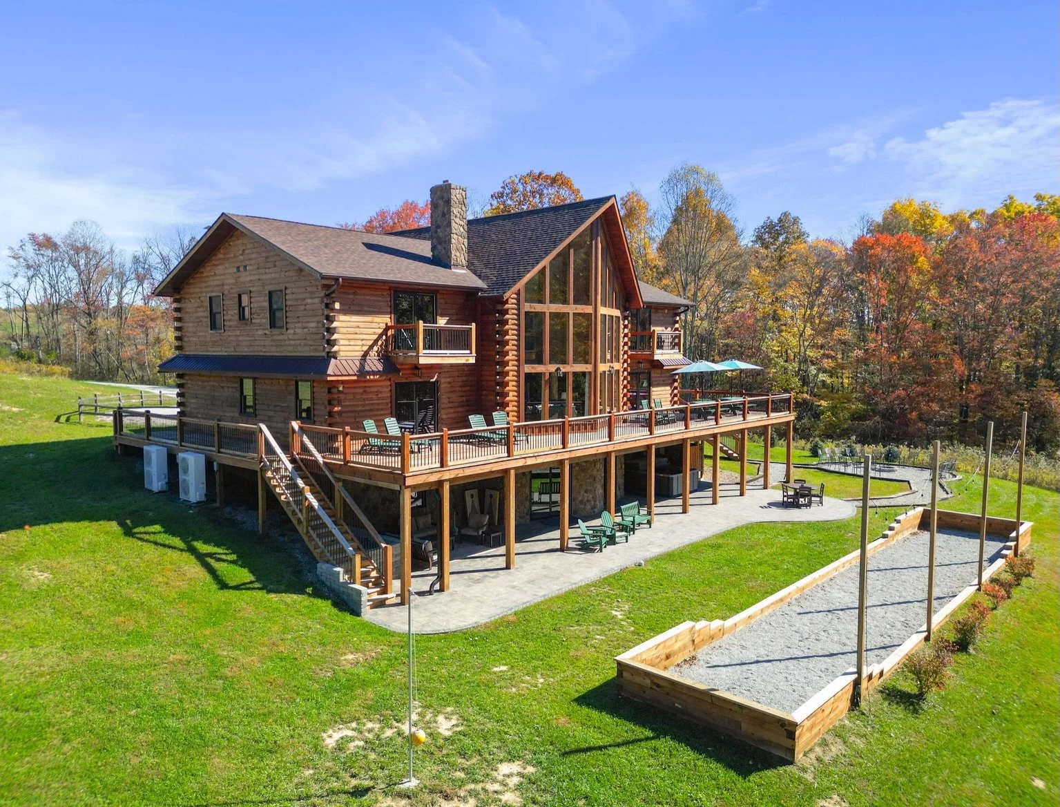 Golden Acres backyard 🤩 Tons of fun for everyone, overlooking the gorgeous Hocking Hills countryside 🍂🌾

Giant covered patio
Hot Tub
Outdoor Shower
Cornhole, tetherball, giant connect 4
Bocce Ball court
Huge deck with grill and outdoor dining
Fire
